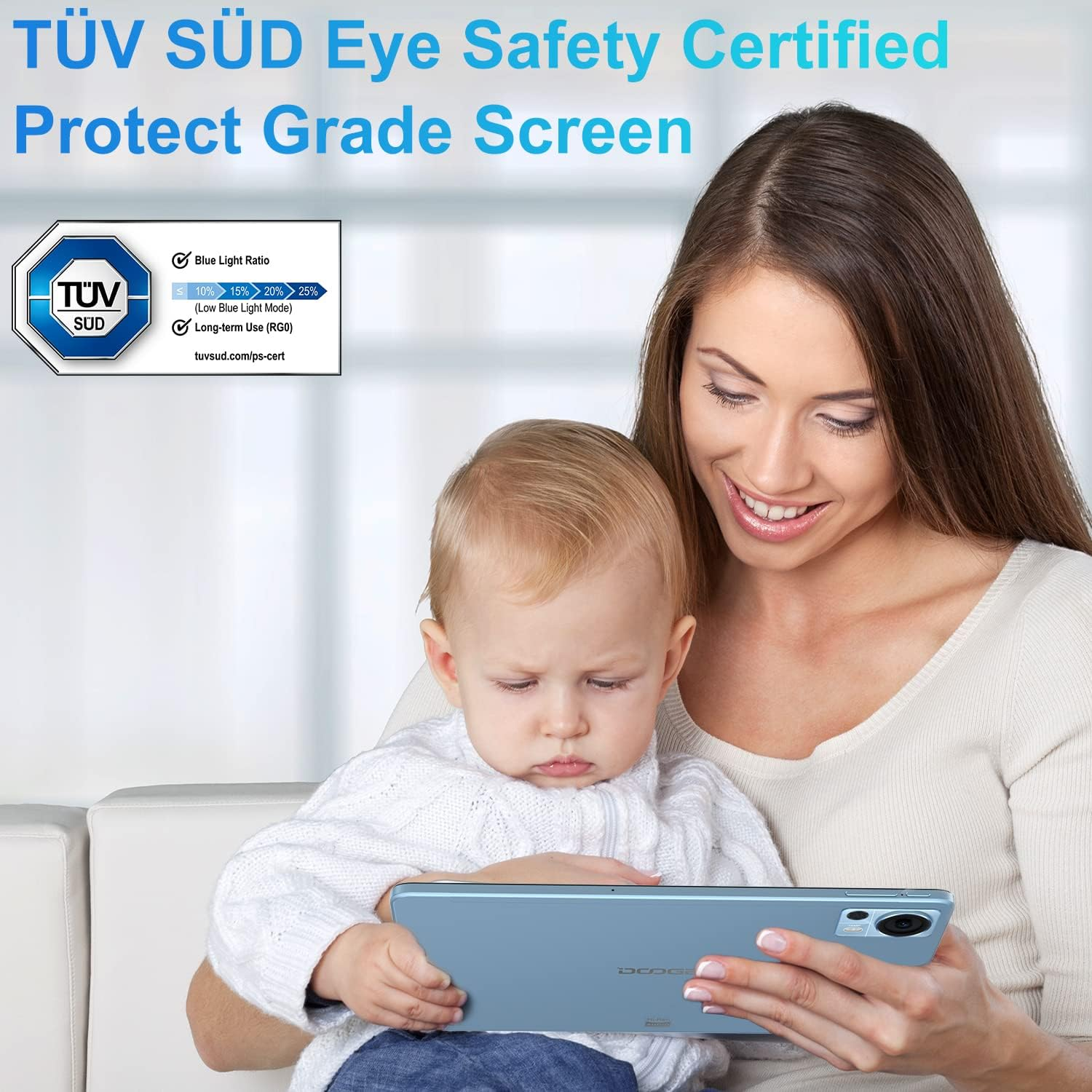 Una donna e un bambino guardano un tablet blu. Il tablet ha una certificazione di sicurezza 'TÜV SÜD'.