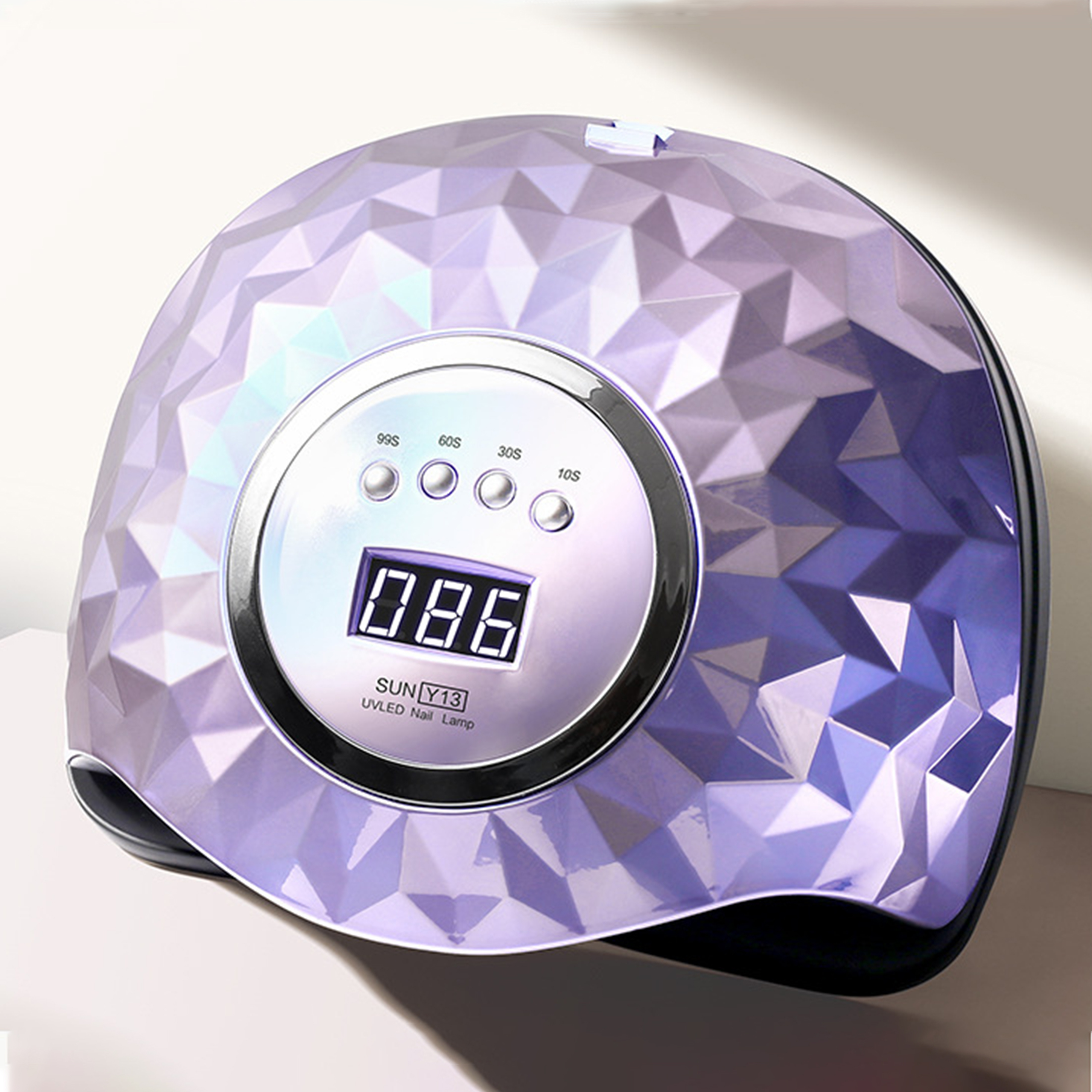 Eine lila UV-LED-Nagellampe mit digitaler Anzeige, die einen Timer zeigt. Es hat eine glänzende Oberfläche.