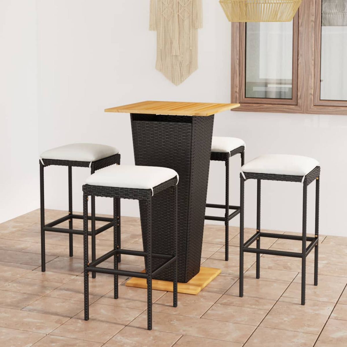 Outdoor-Bar-Set. Vier Hocker und ein hoher Tisch aus dunklem Korbgeflecht und Holzplatte.