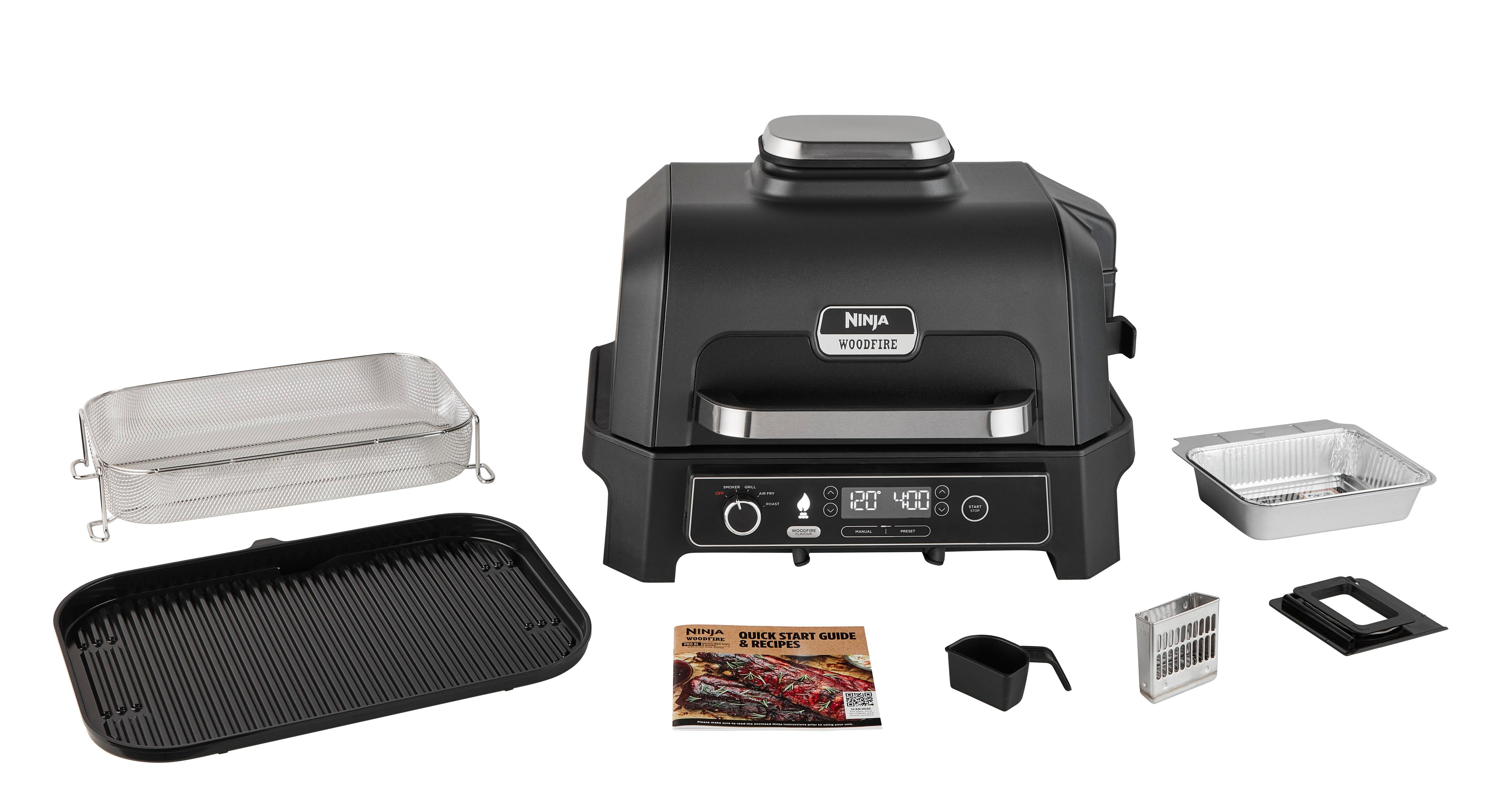 Ninja Woodfire grill met accessoires en kookboek.