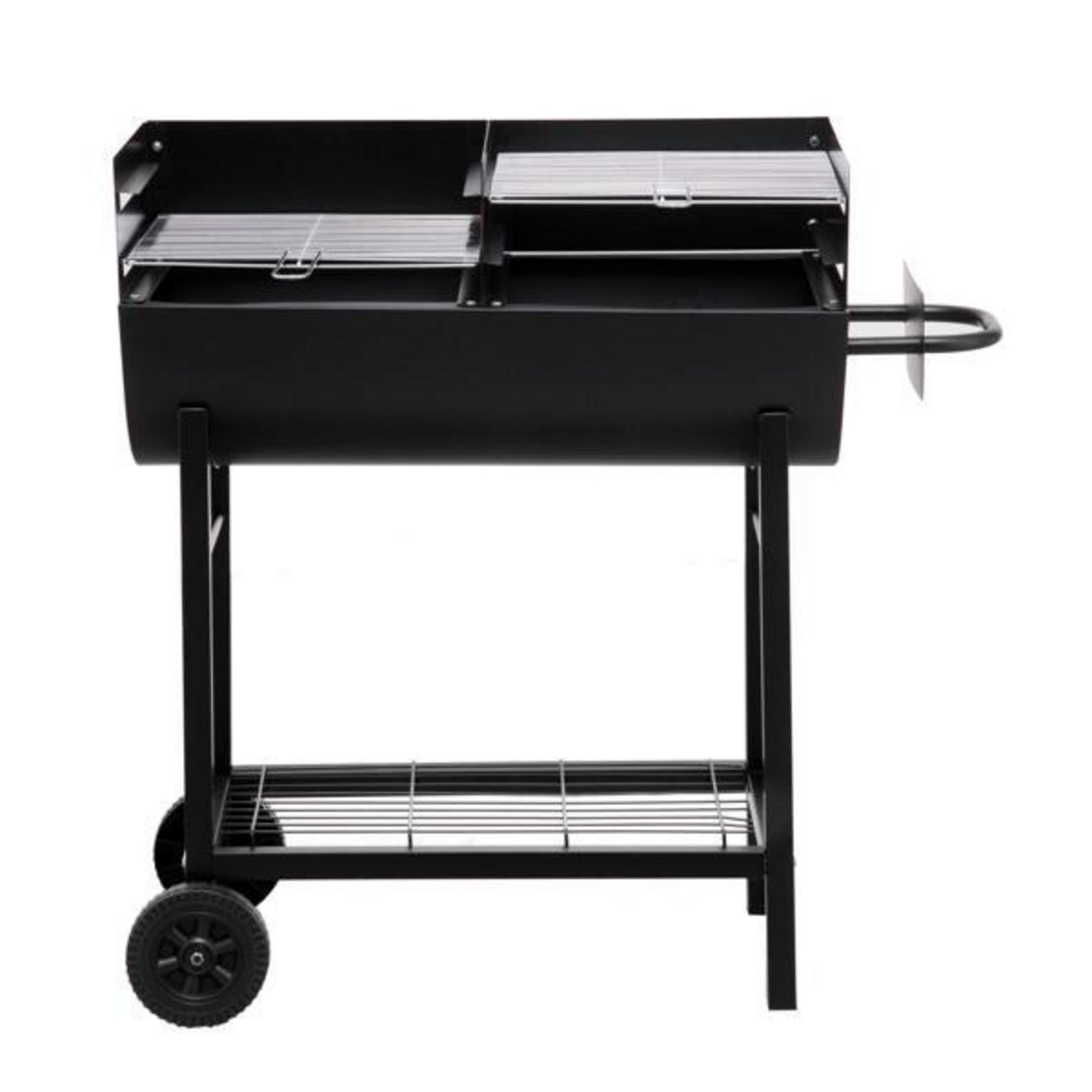 Schwarzer Grill mit zwei Kochrosten und einem unteren Regal, vor weißem Hintergrund.