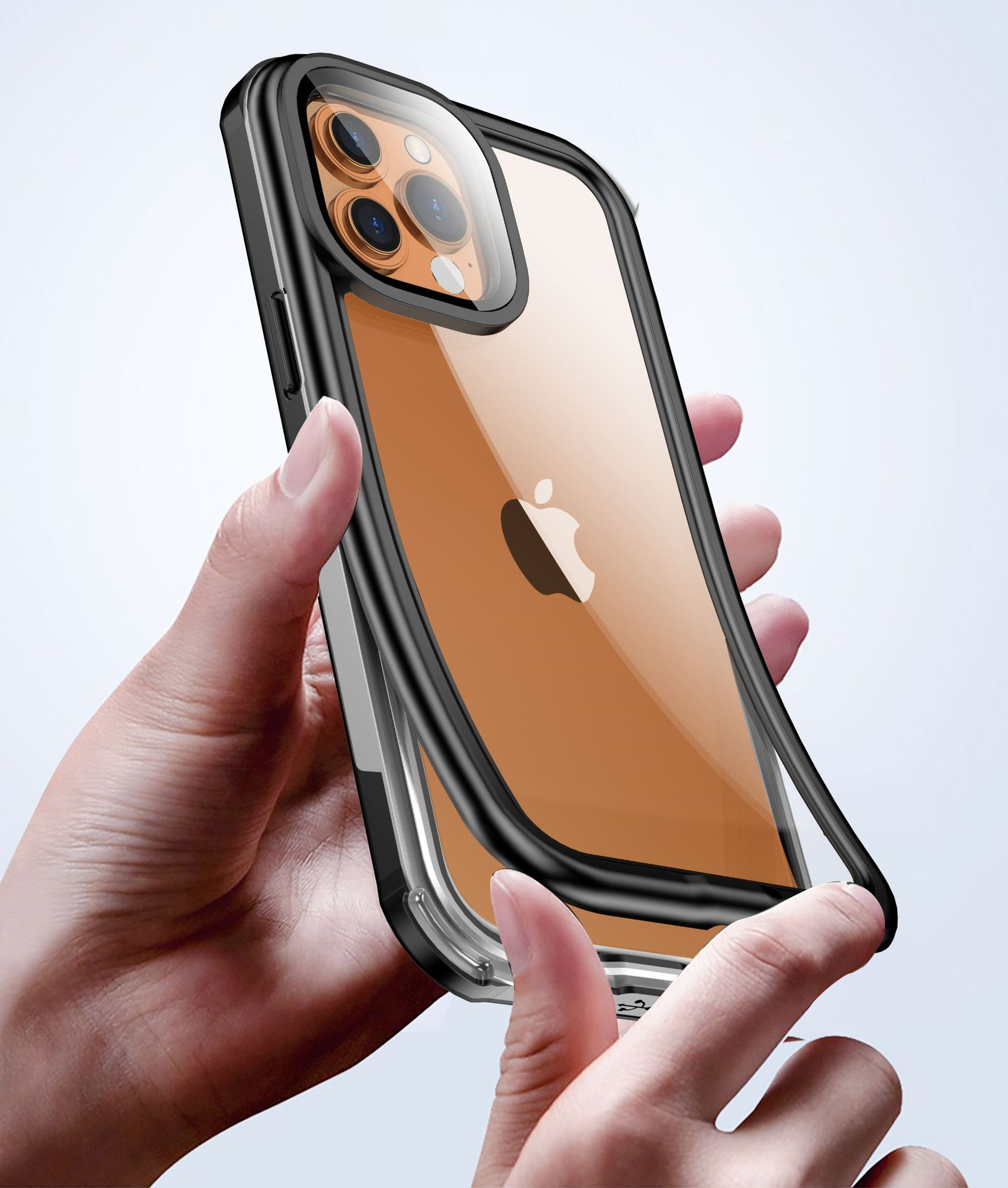 Dłoń trzymająca etui na telefon. Etui jest przezroczyste i czarne.