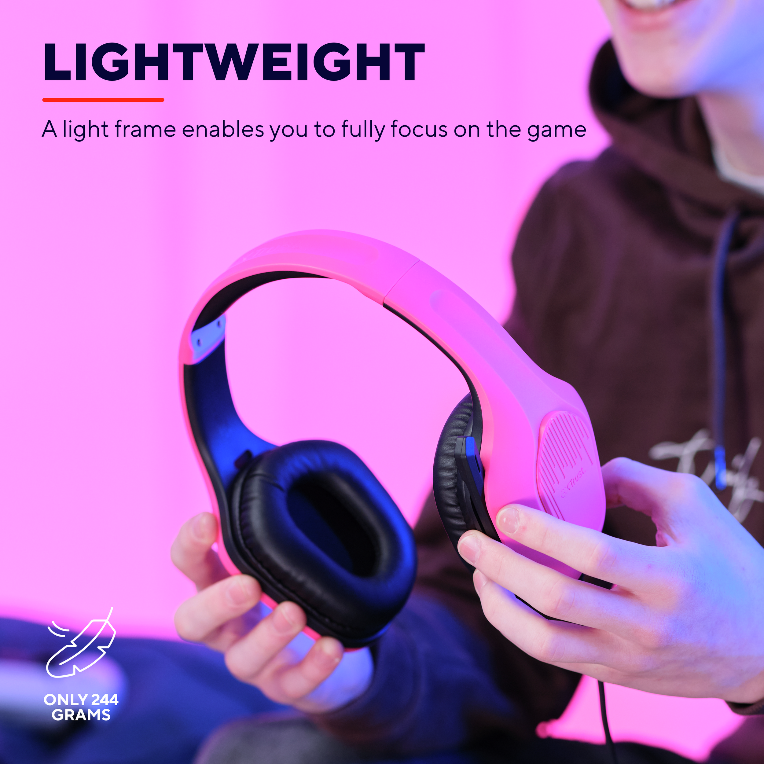 Un casque léger rose et noir tenu par une personne. Le texte dit "LIGHTWEIGHT" et "ONLY 244 GRAMS".