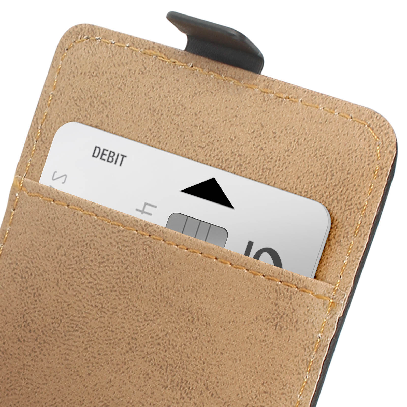 Tarjeta de crédito parcialmente insertada en un bolsillo, con la palabra DEBIT visible, primer plano.