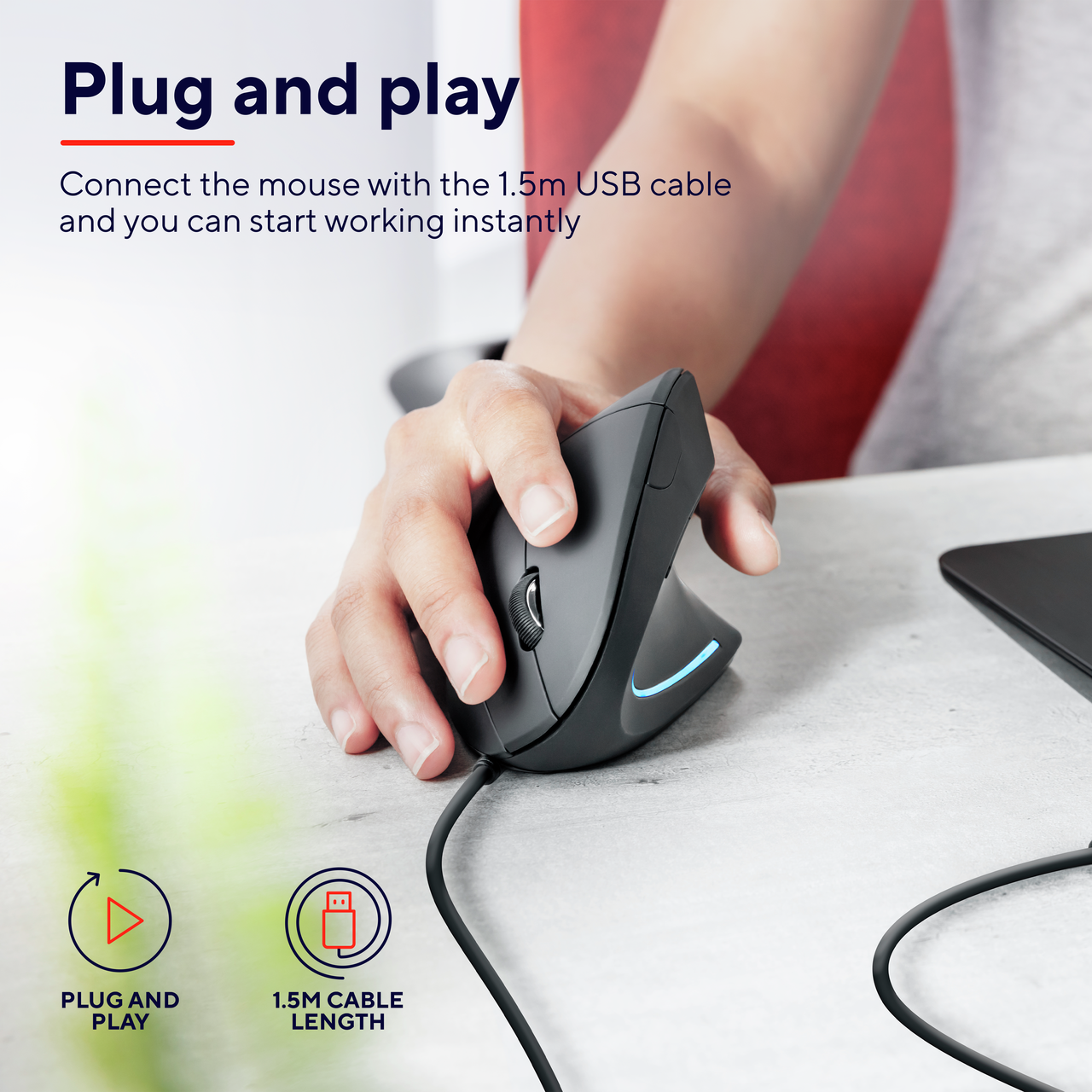 Dłoń używa czarnej ergonomicznej myszy z długim kablem na białym biurku.