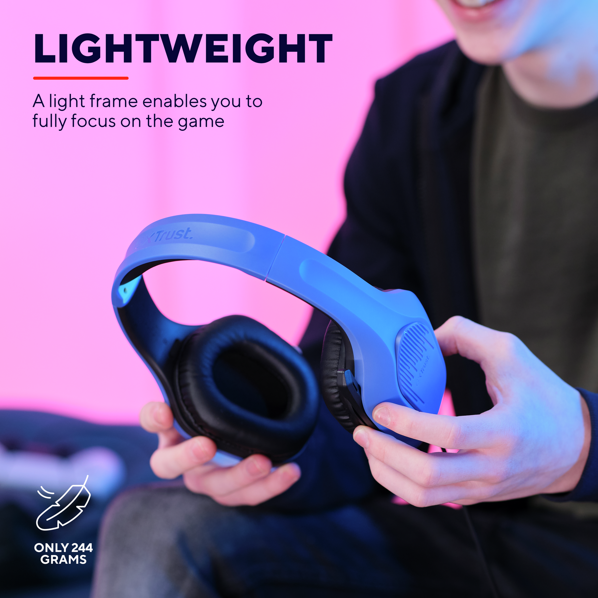 Eine Person hält blaue Kopfhörer mit schwarzen Ohrmuscheln. Das Wort 'LIGHTWEIGHT' steht darüber, und Text darunter lautet.