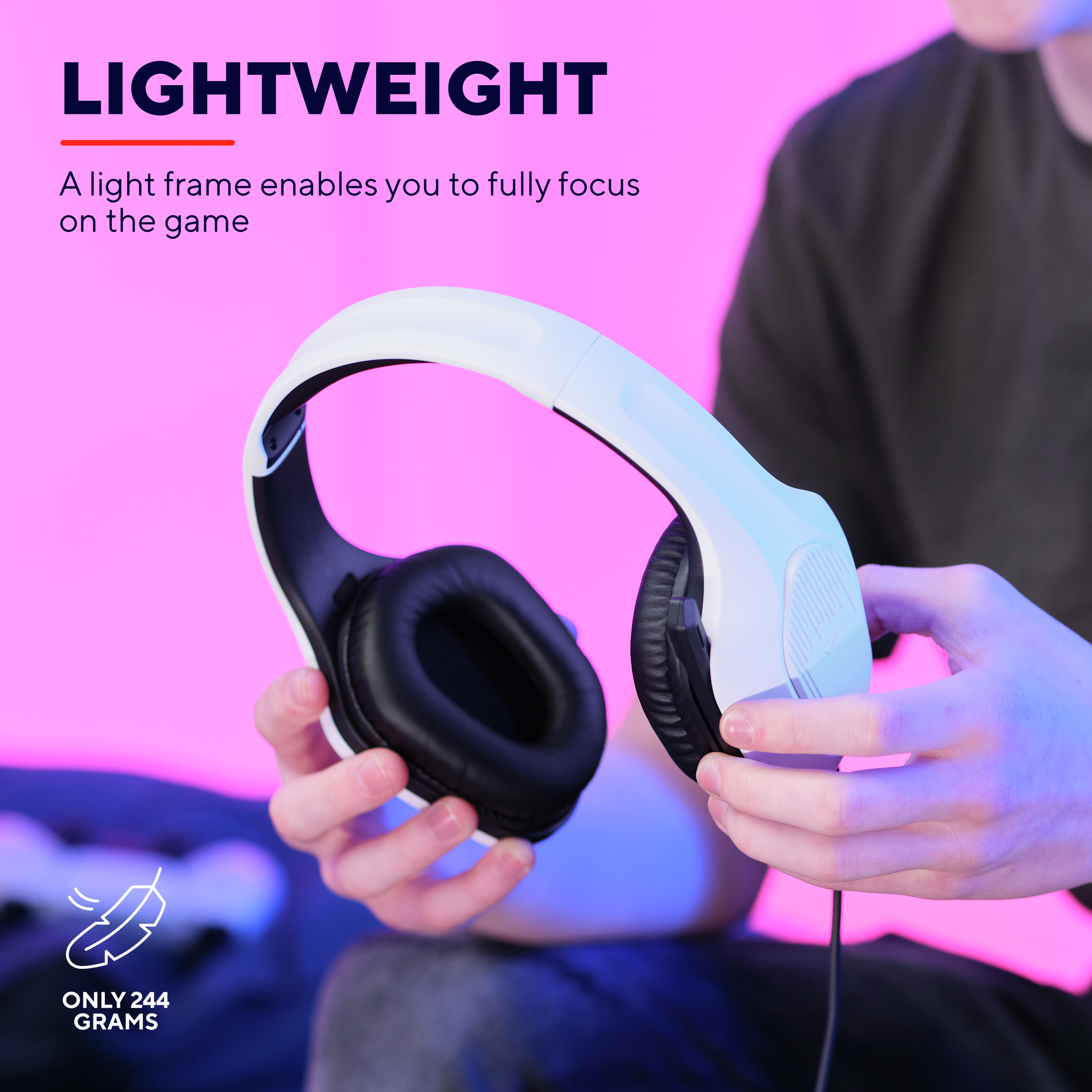 Une personne tenant un casque de jeu blanc, avec du texte sur la légèreté.