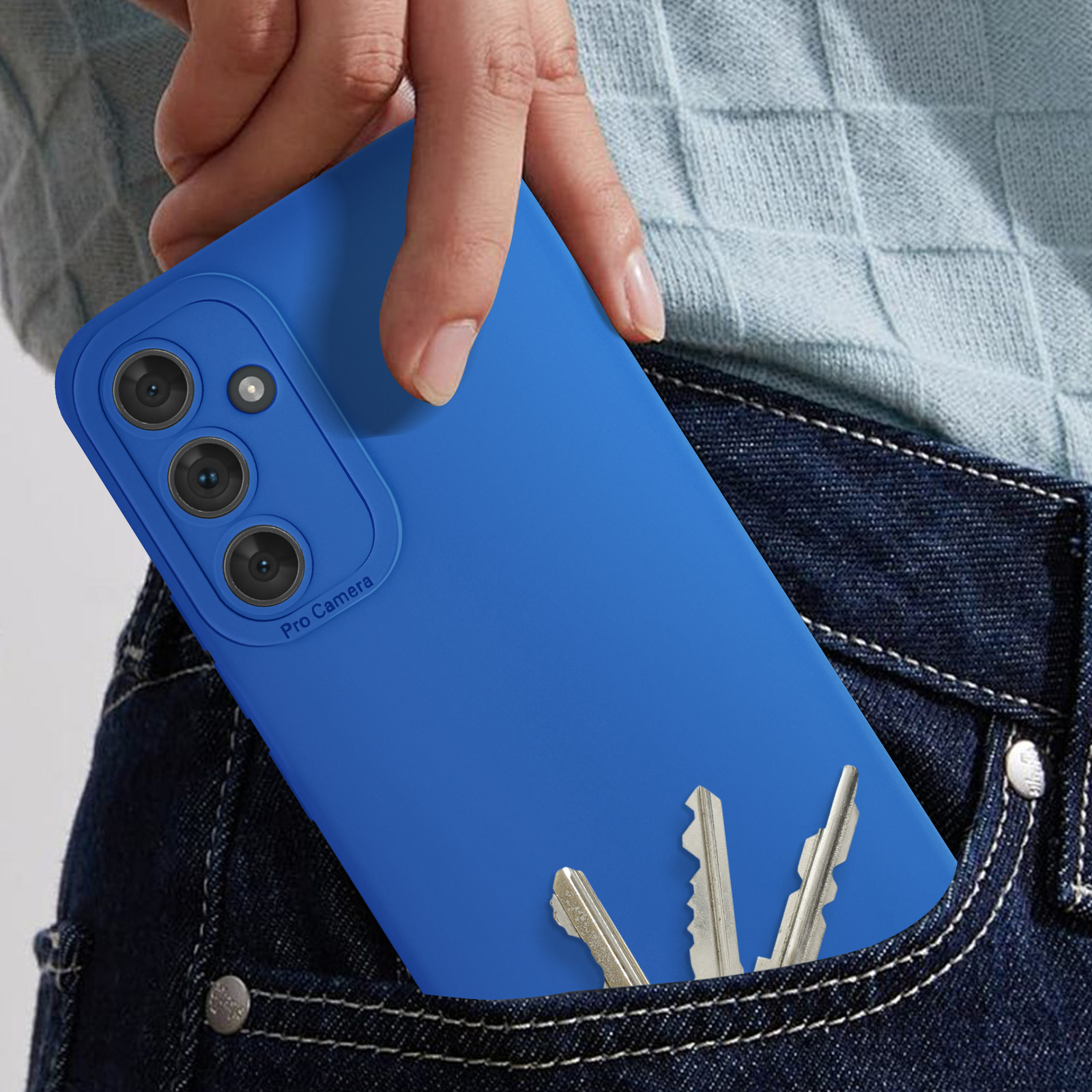 Une main tenant une coque de téléphone bleue dans une poche. Clés dans la poche.