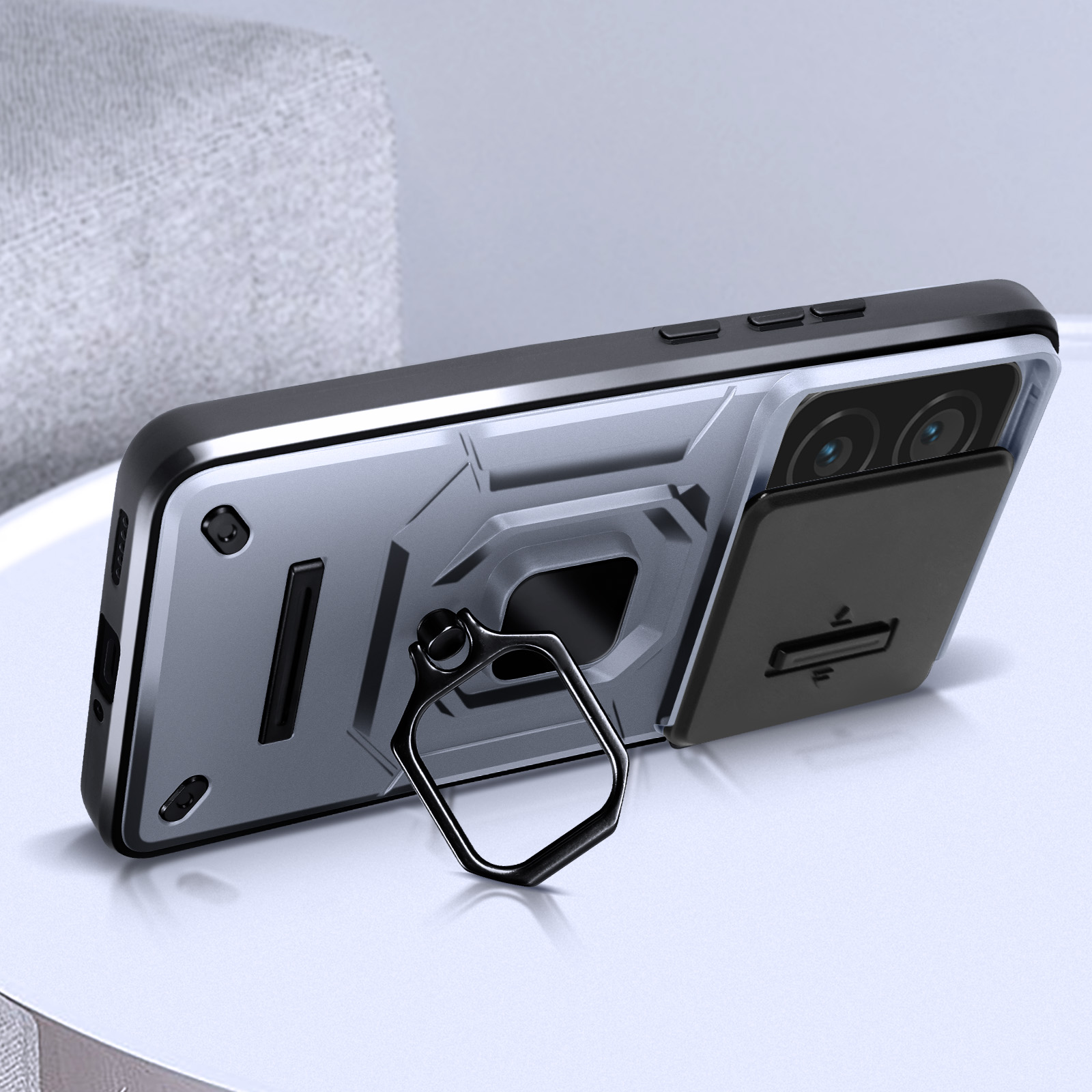Una custodia per telefono con un anello di supporto, un retro trasparente con un ritaglio per la fotocamera. La custodia è su una superficie bianca.