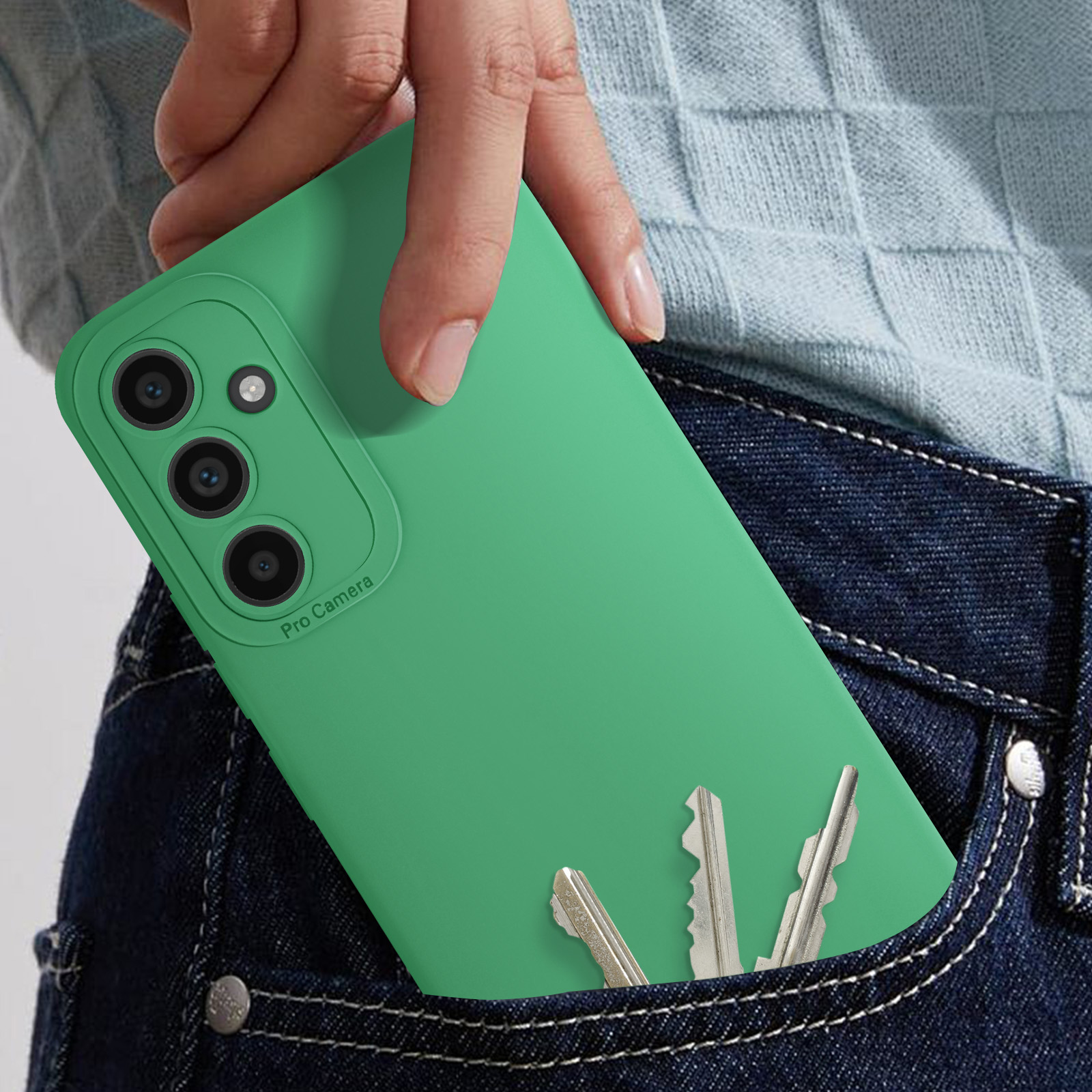 Une main tenant un étui de téléphone vert avec des clés dans la poche. L'étui a trois objectifs d'appareil photo.