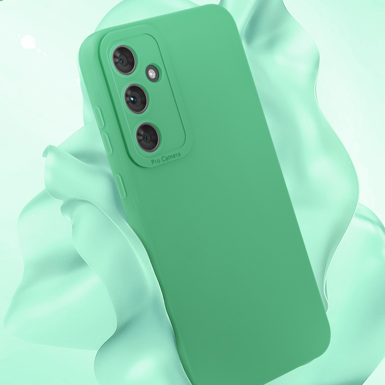 Custodia verde per telefono con tre obiettivi della fotocamera, su uno sfondo verde tenue, forse tessuto.