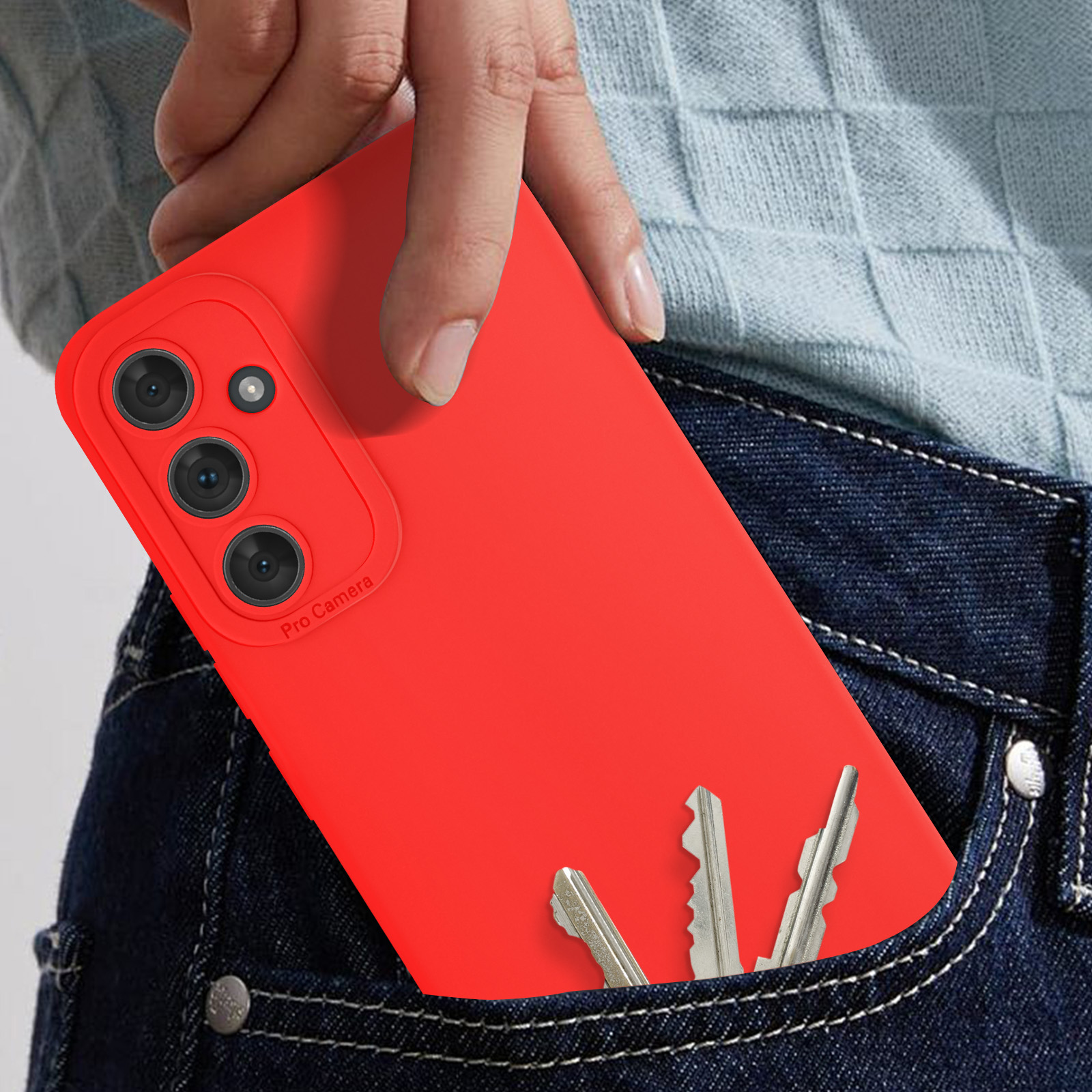 Een rode telefoonhoes in een broekzak met sleutels.