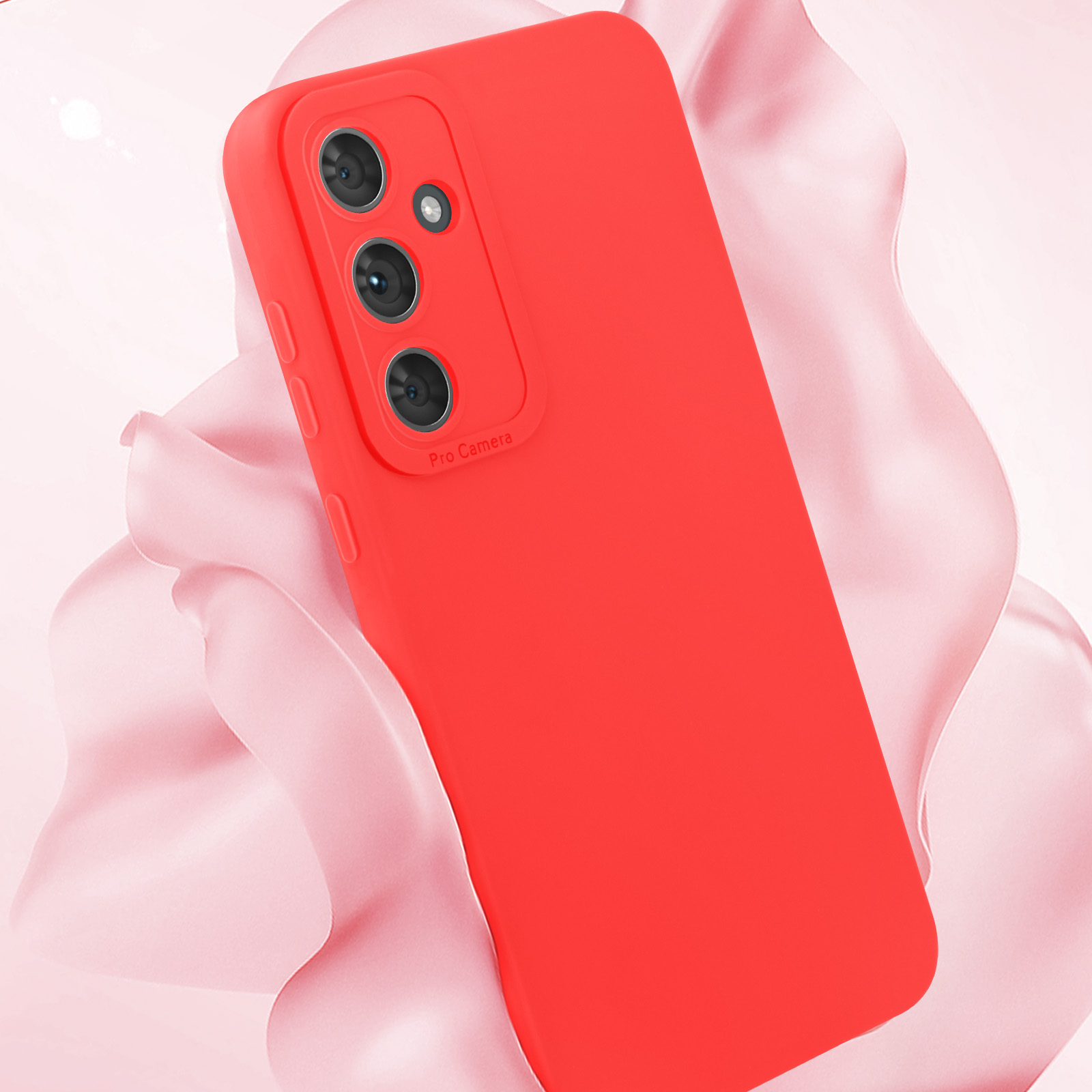 Een rode telefoonhoes met drie cameralenzen. De hoes staat op een roze, golvende achtergrond.