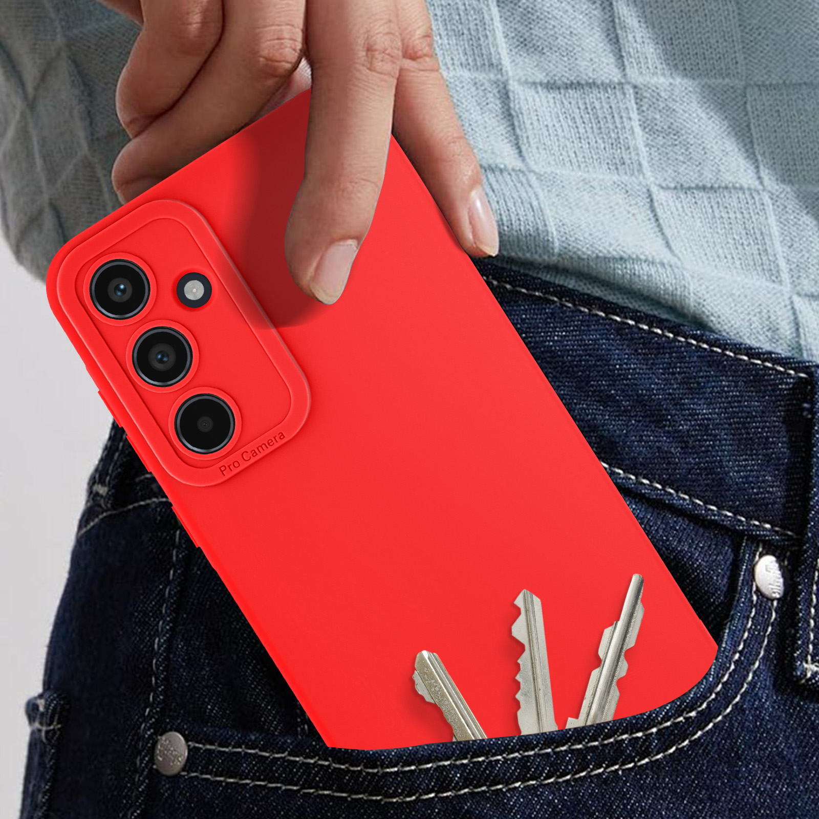 Custodia rossa per telefono in tasca di jeans con chiavi.