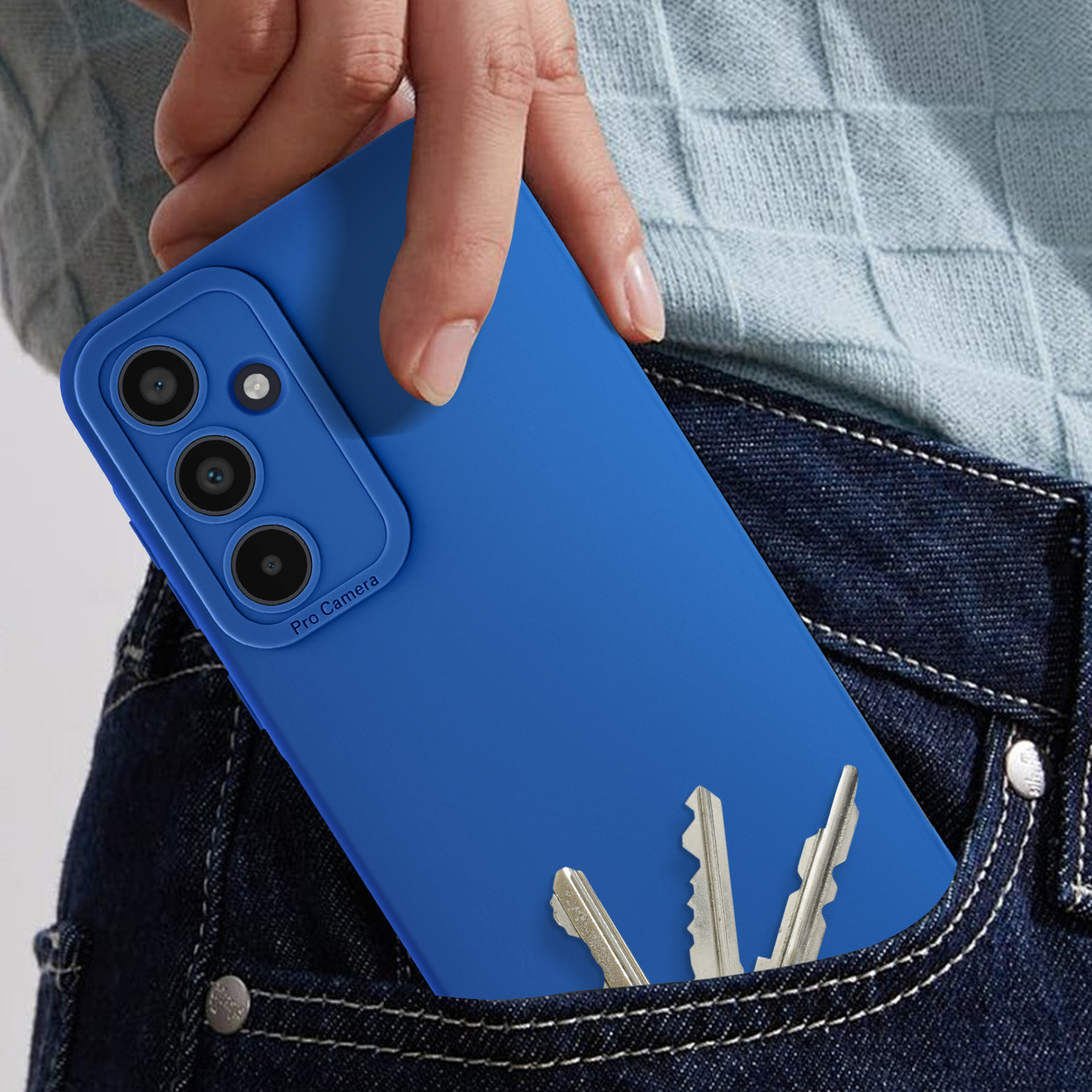 Una mano che tiene una custodia blu per telefono con fotocamera e chiavi in una tasca dei jeans.