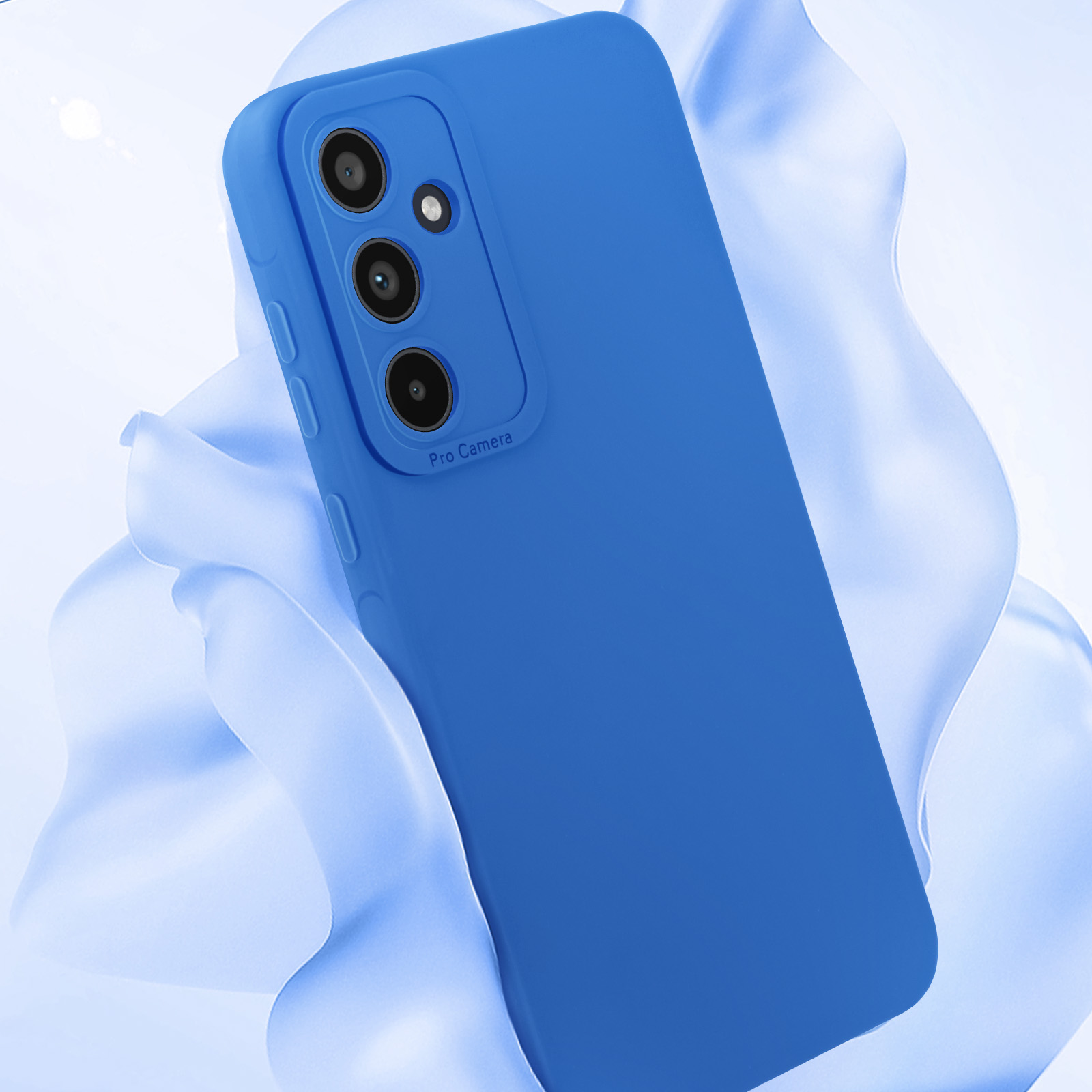 Custodia blu per telefono con tre fotocamere. Tessuto bianco che scorre sullo sfondo.