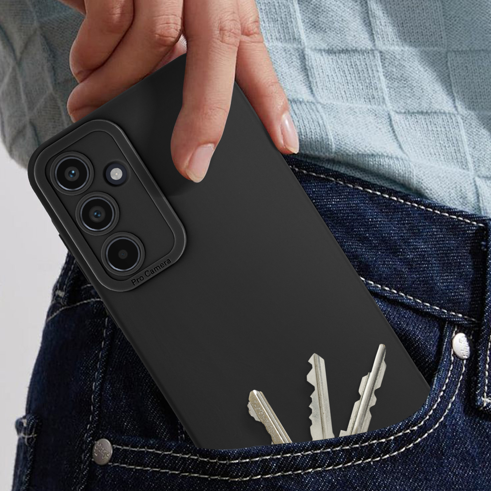 Una mano tiene un telefono nero in tasca con delle chiavi. Si vedono dei jeans blu.