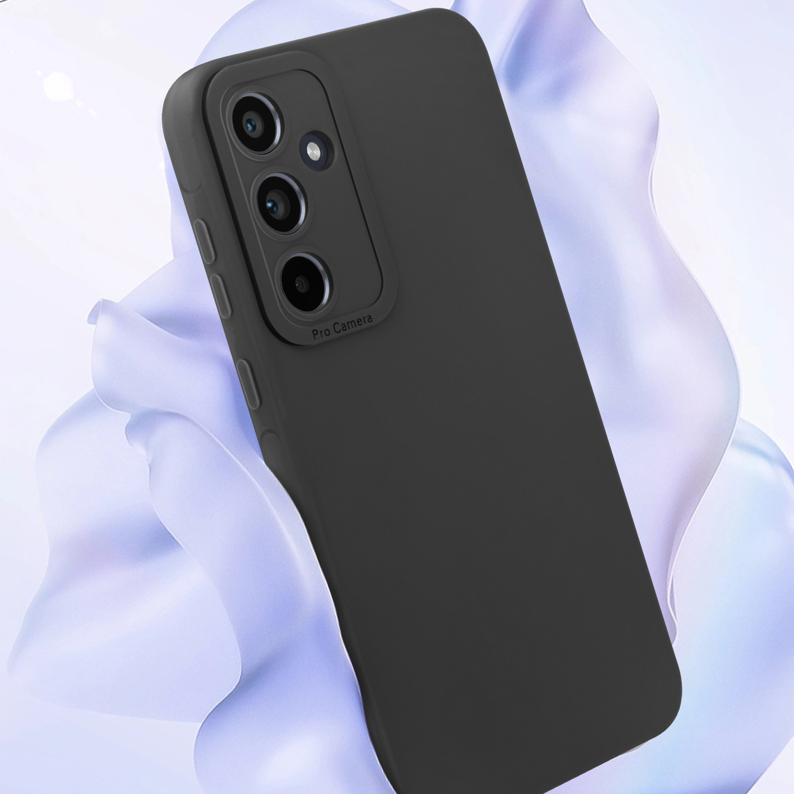 Custodia nera per telefono con ritagli per fotocamera. Il telefono è angolato con sfondo sfocato.
