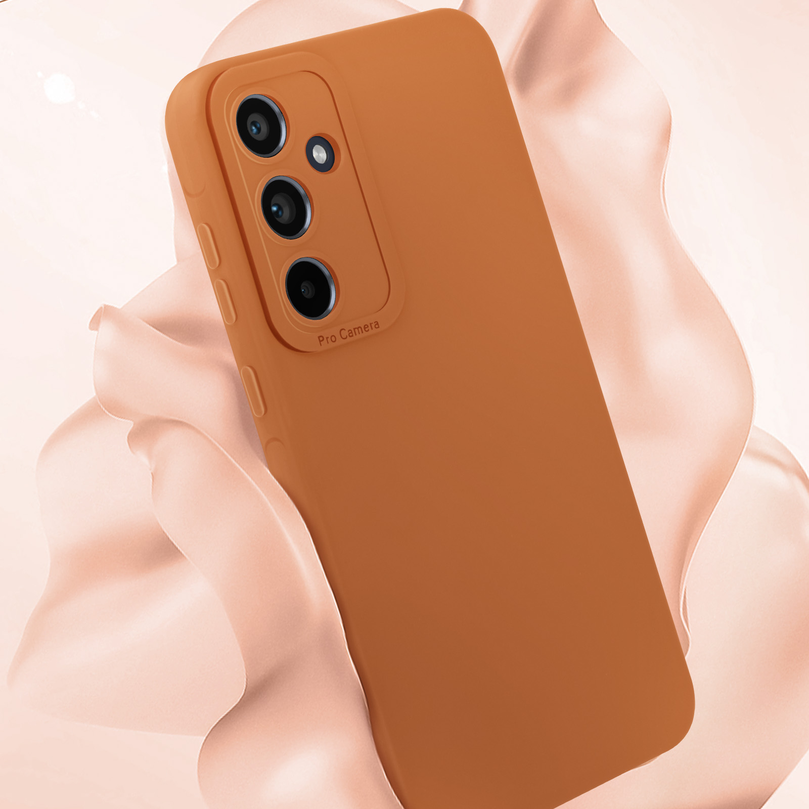 Custodia arancione con tre lenti della fotocamera, su uno sfondo sfocato color pesca.