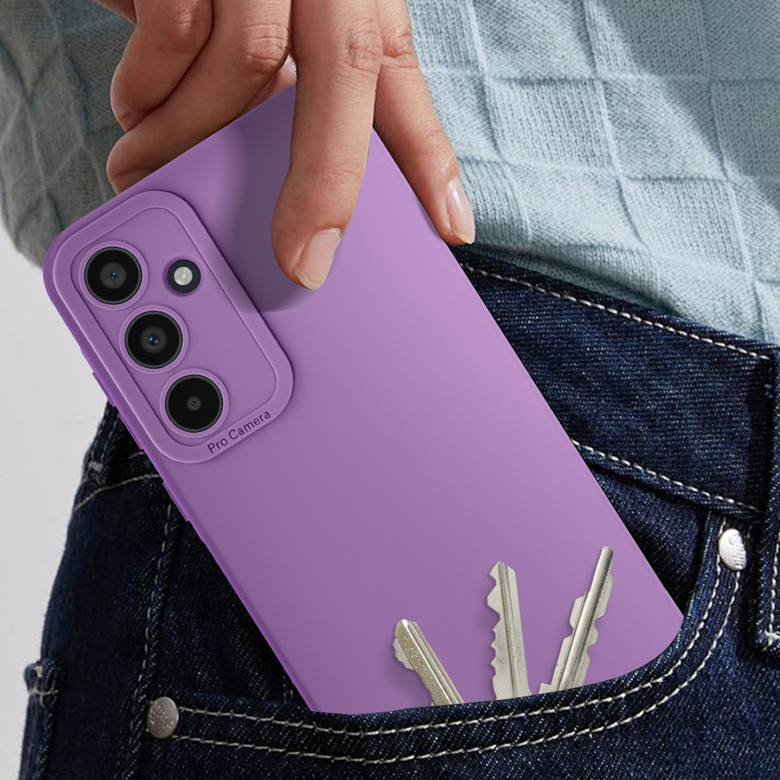 Telefono viola in tasca di jeans con chiavi. Il telefono ha più fotocamere.