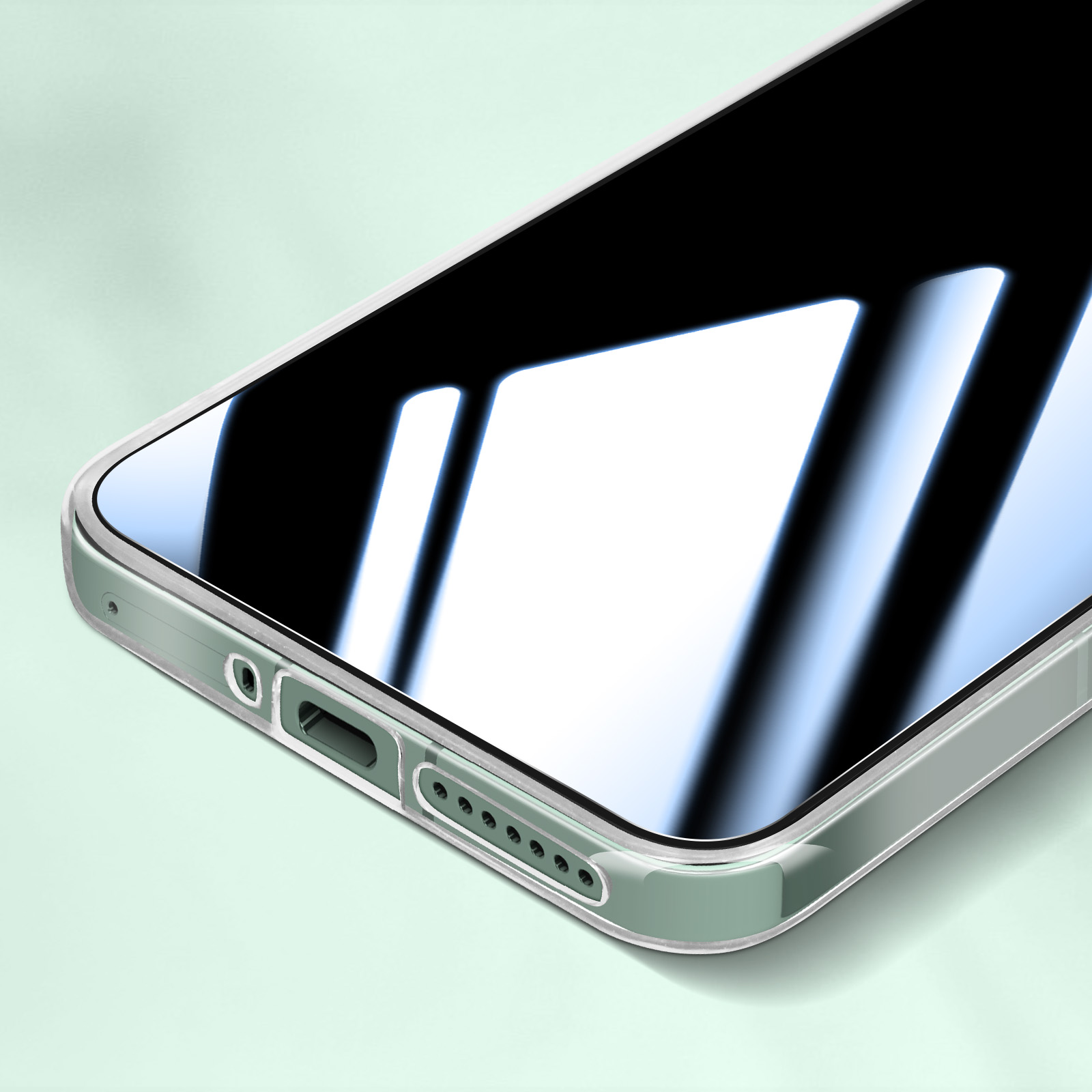 Primo piano di uno smartphone con protezione schermo, su una superficie verde.