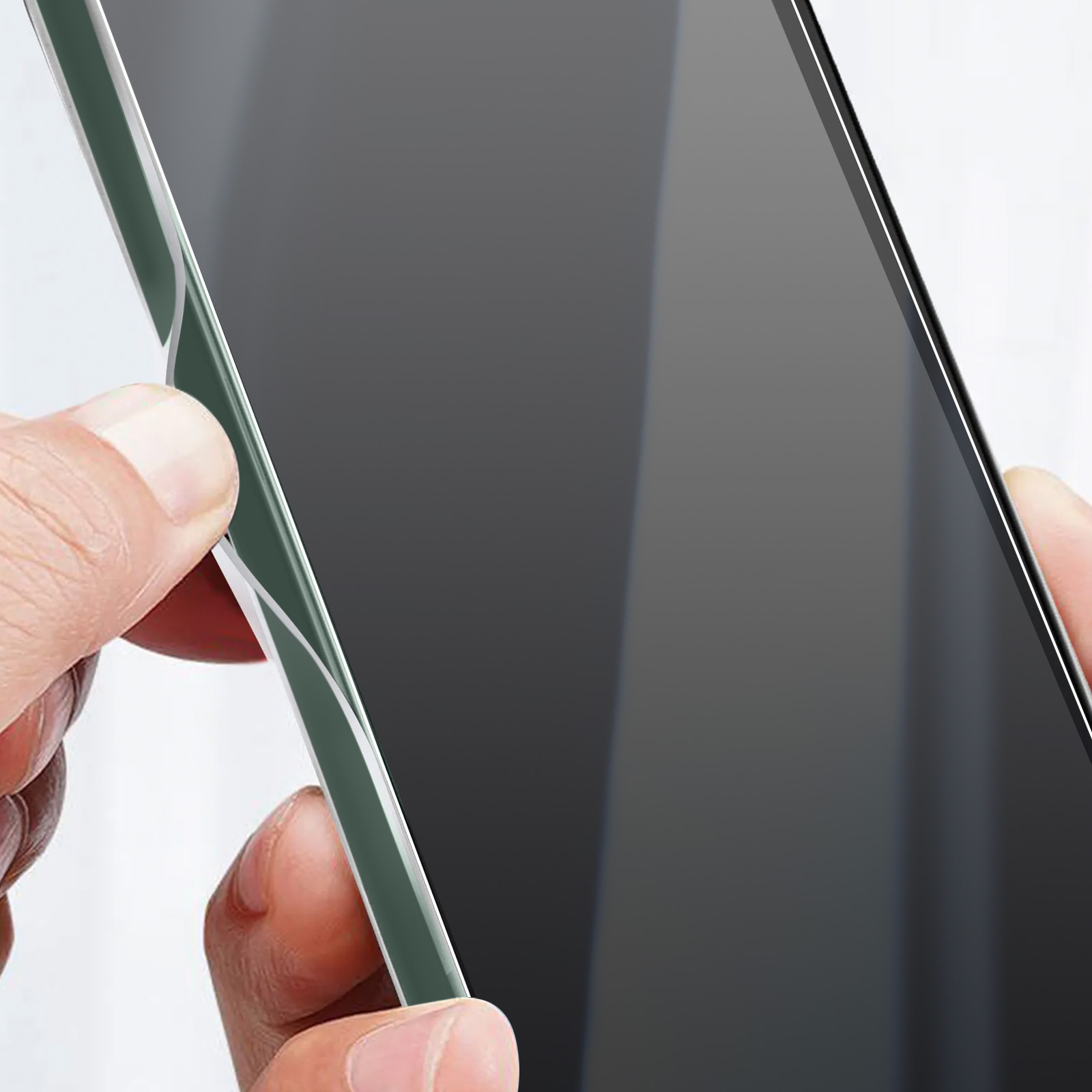 Mani che tengono una protezione schermo nera per telefono. La protezione è parzialmente staccata.