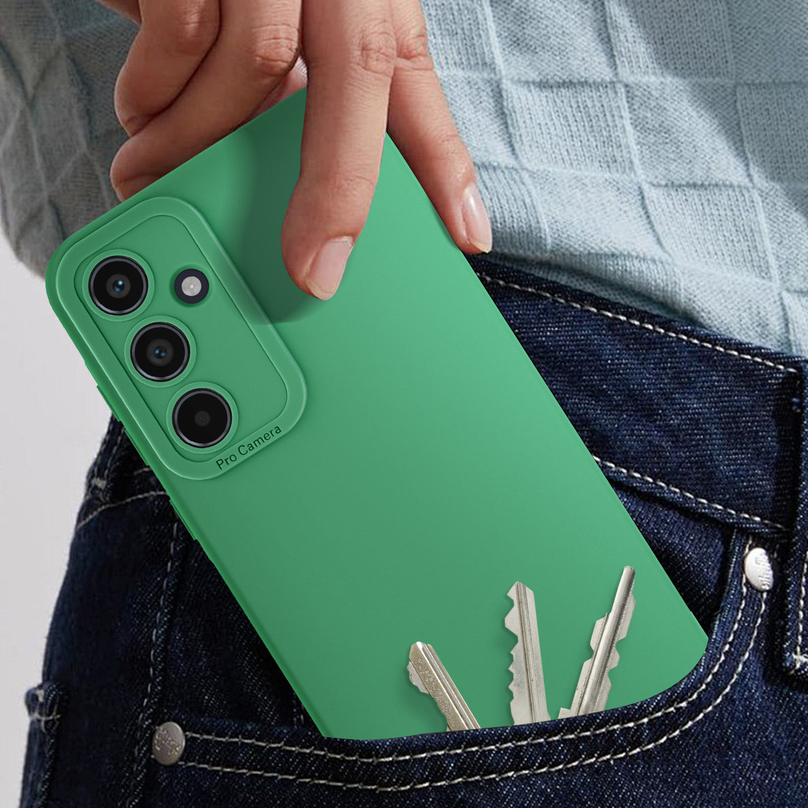 Custodia verde con telefono in tasca con chiavi. Sulla custodia c'è scritto Pro Camera.