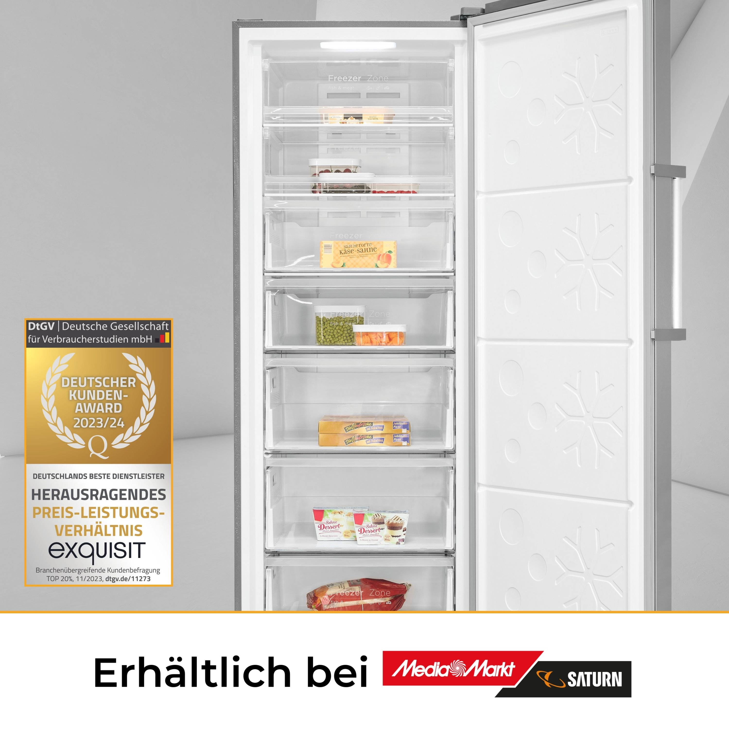 Ein Gefrierschrank mit offener Tür. Mehrere Schubladen, Tiefkühlkost und eine deutsche Auszeichnung sind sichtbar.