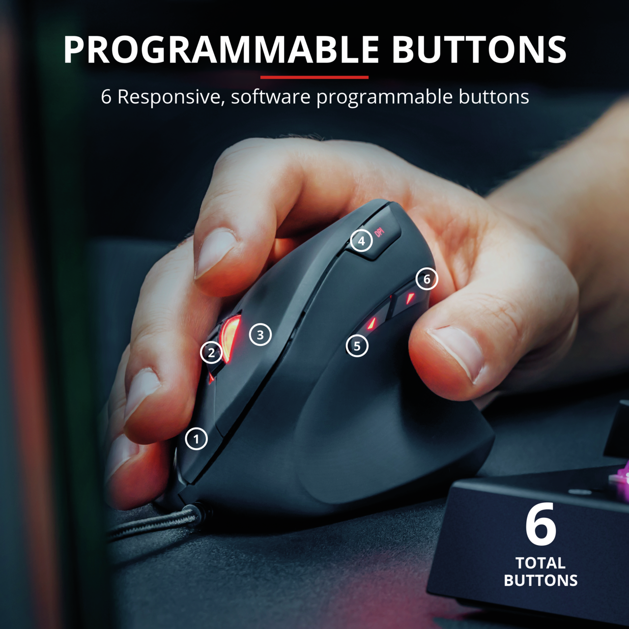 Dłoń trzymająca ciemną mysz ergonomiczną z 6 programowalnymi przyciskami. Tekst wyróżnia przyciski.