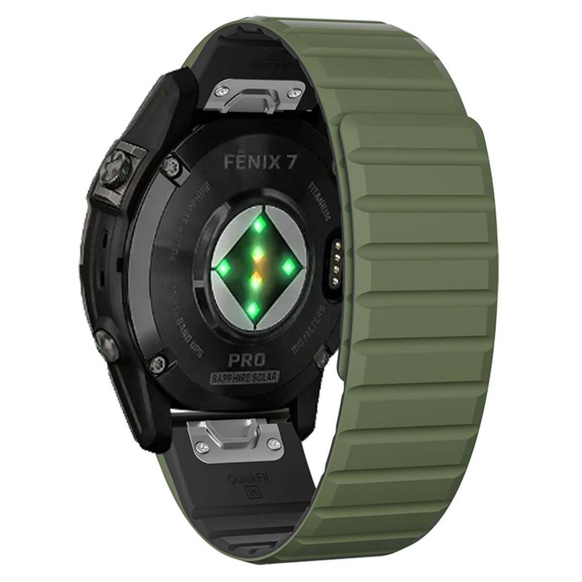 Schwarze Smartwatch mit grünem Band, zeigt die Rückseite mit Sensoren und Markierungen.
