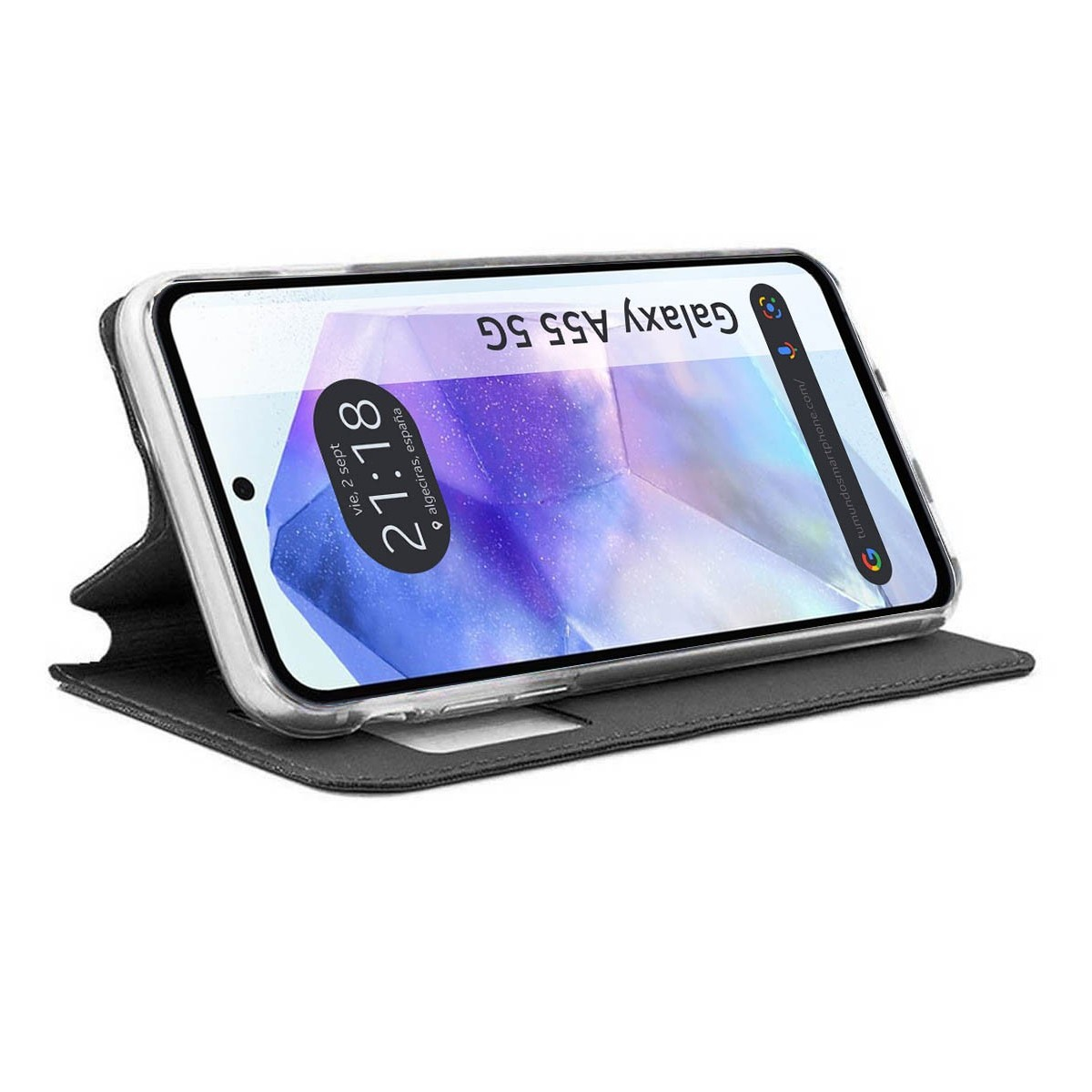 Uno smartphone in una custodia su una custodia a libro, che mostra l'ora e le parole 'Galaxy A55 5G'.