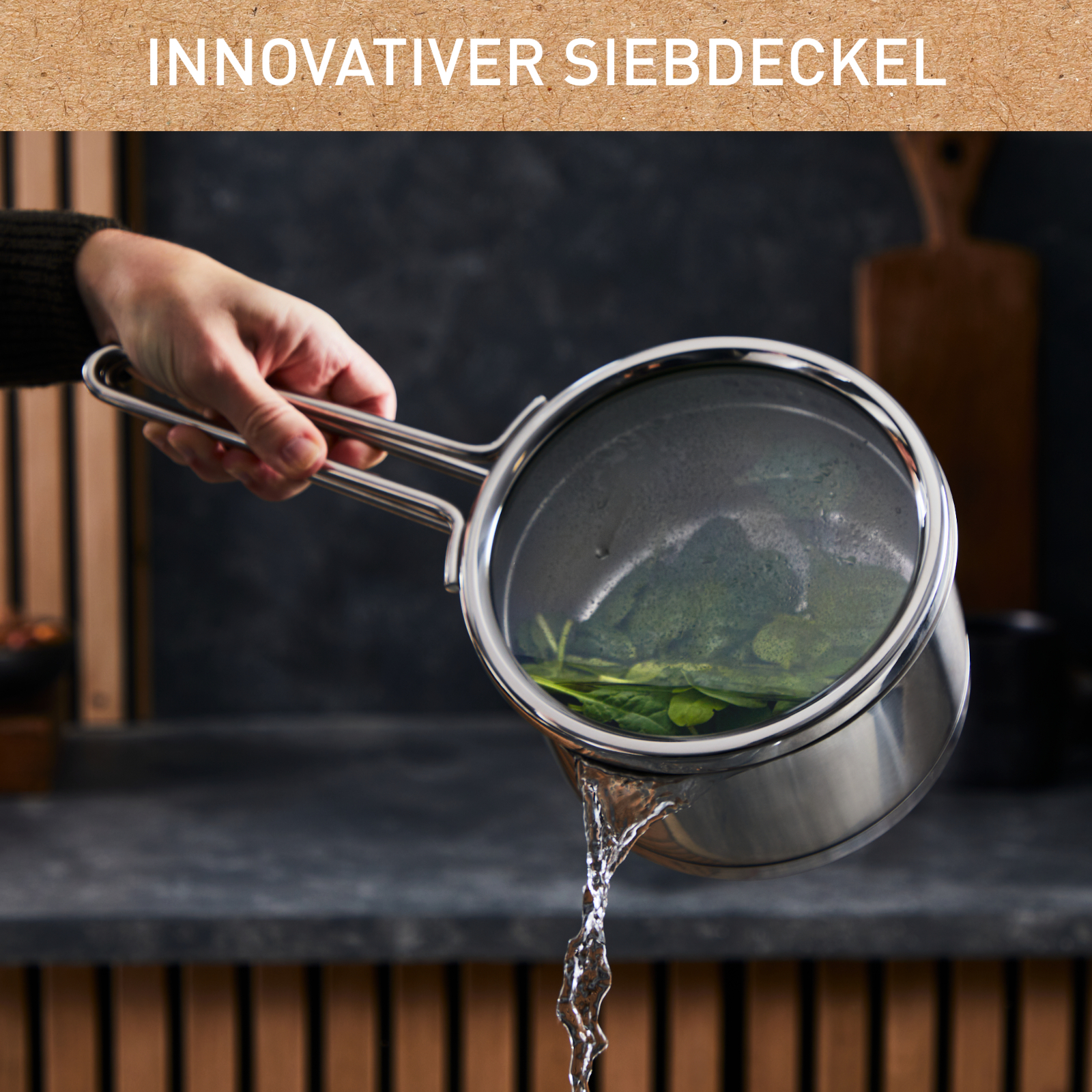 Casserole en inox avec couvercle passoire, versant de l'eau sur des épinards.