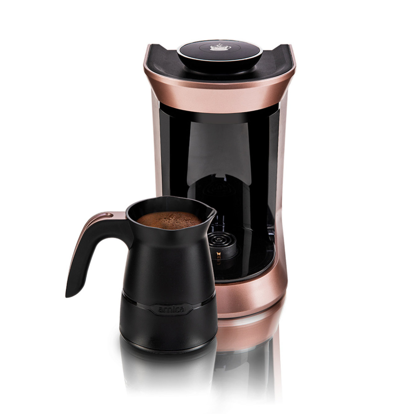Eine kupfer-schwarze Kaffeemaschine mit einer schwarzen Kaffeekanne, die mit Kaffee gefüllt ist, auf einer weißen Oberfläche.