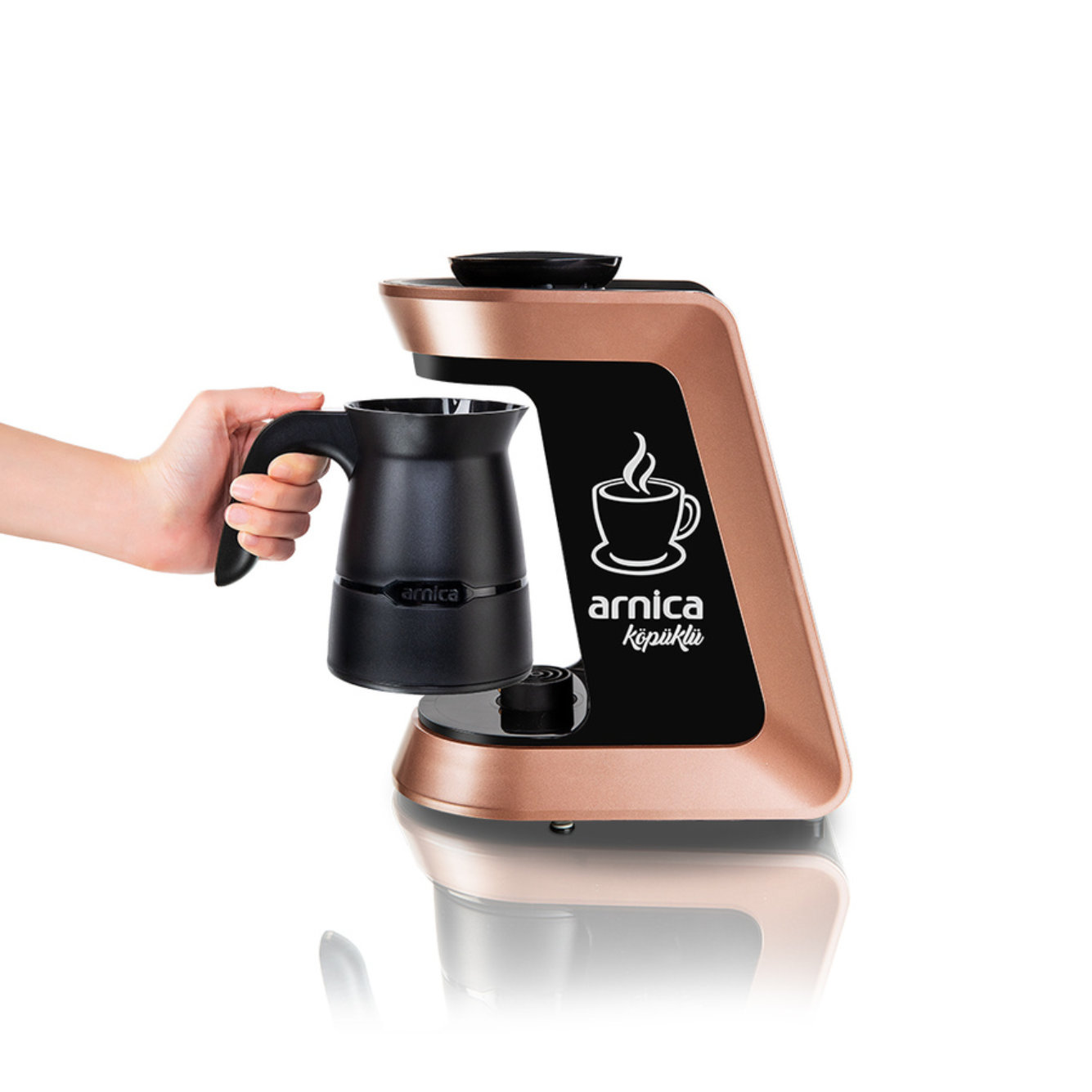 Roségoldener Kaffeebereiter mit schwarzer Kanne. Hand hält die Kanne, freigestellt.