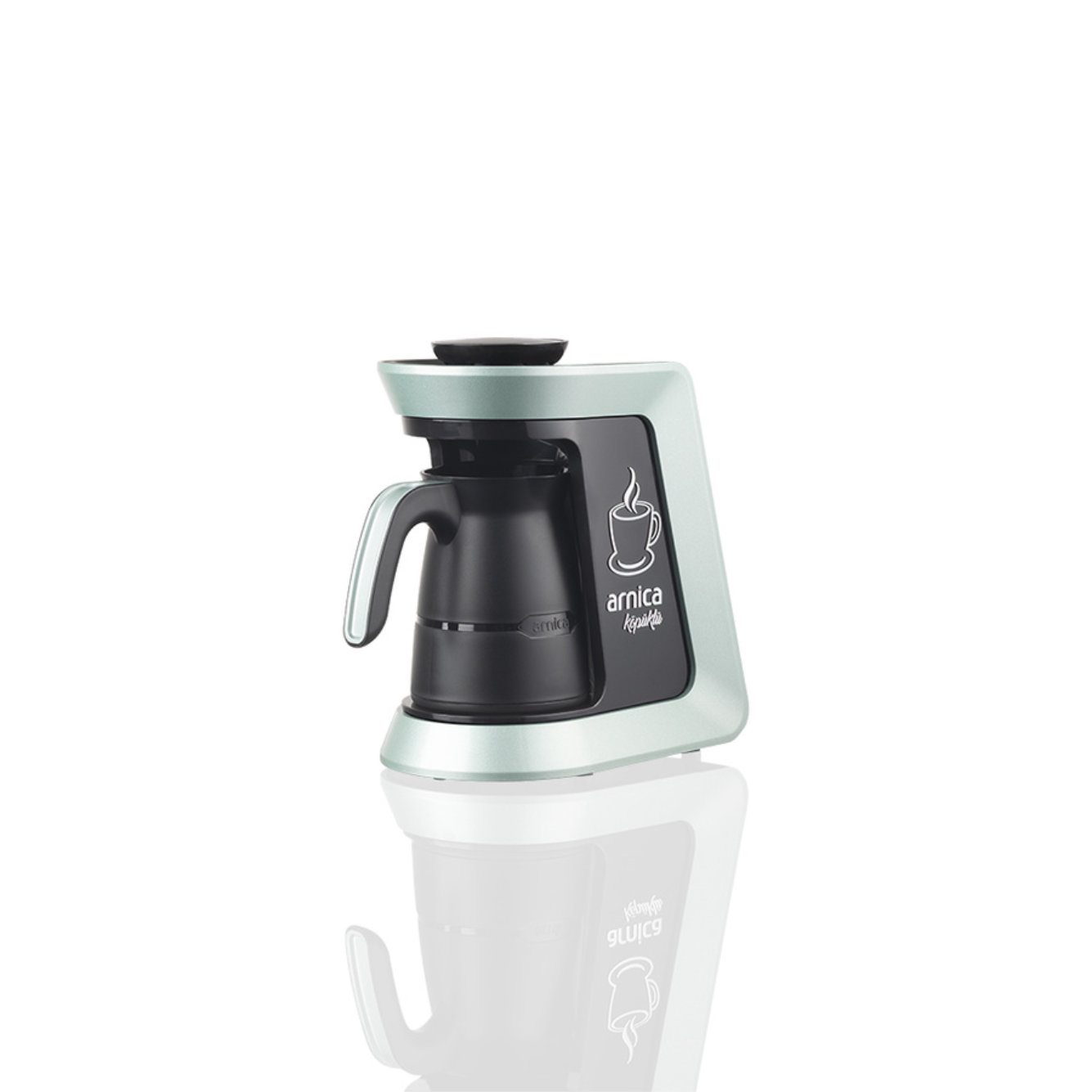 Minzgrüner elektrischer Kaffeebereiter auf weißer Oberfläche, mit schwarzer Karaffe.