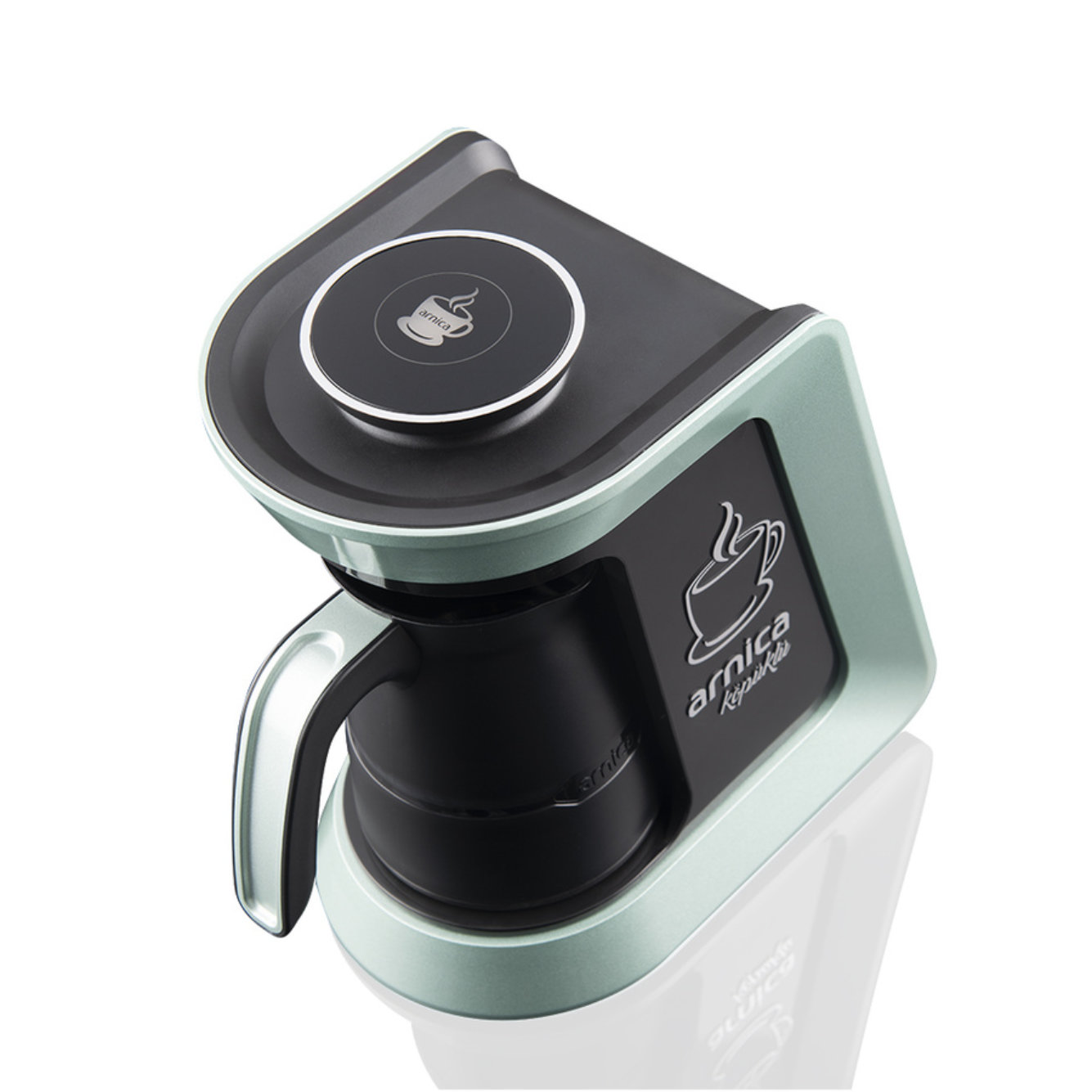 Eine mintgrüne Kaffeemaschine mit schwarzem Oberteil und Griff. Die Maschine hat das Markenlogo.