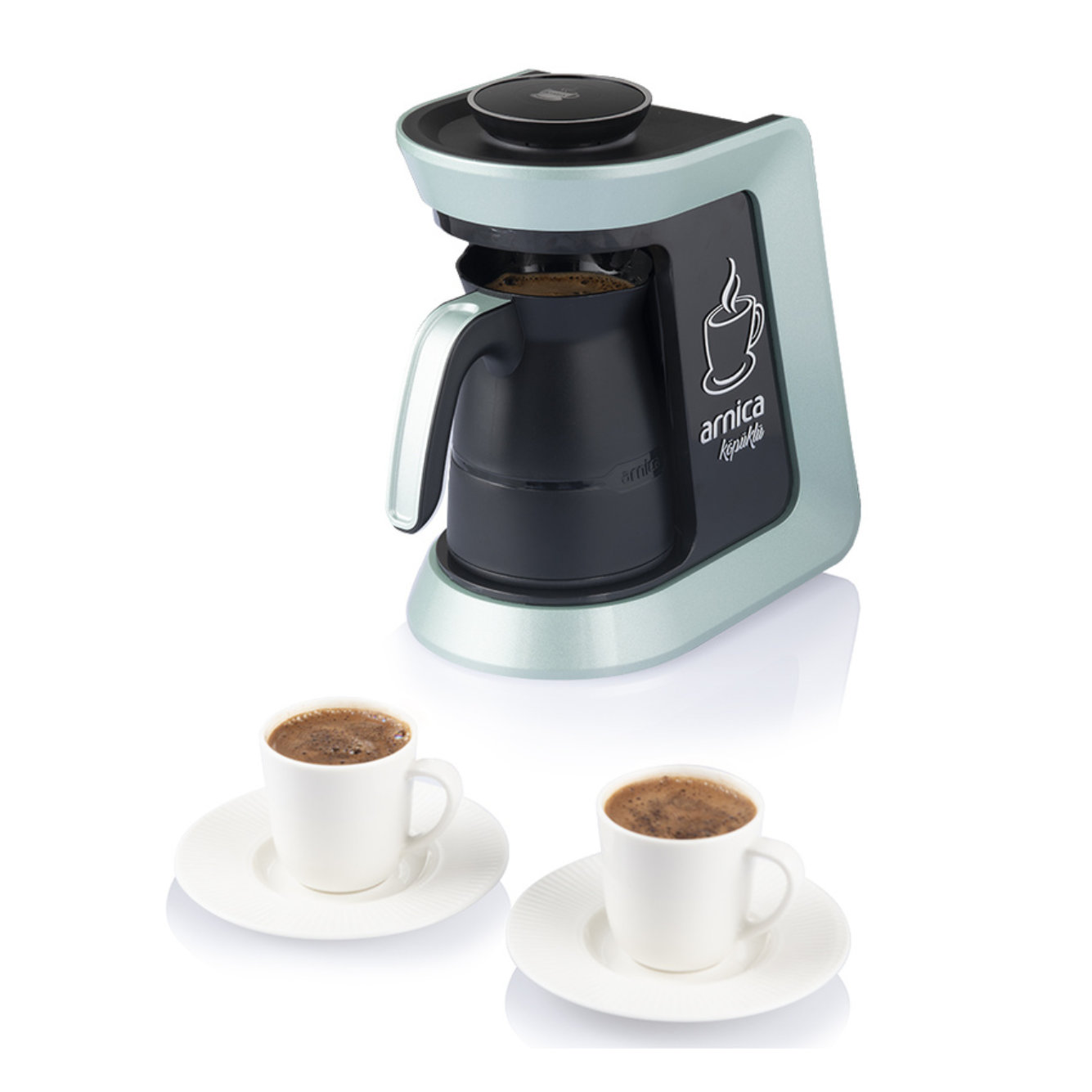 Eine Kaffeemaschine mit zwei Kaffeetassen auf weißen Untertassen, auf einer weißen Oberfläche.