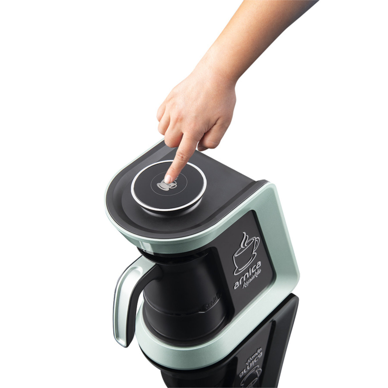 Person drückt eine Taste an einer Kaffeemaschine. Die Maschine ist mintgrün und schwarz.