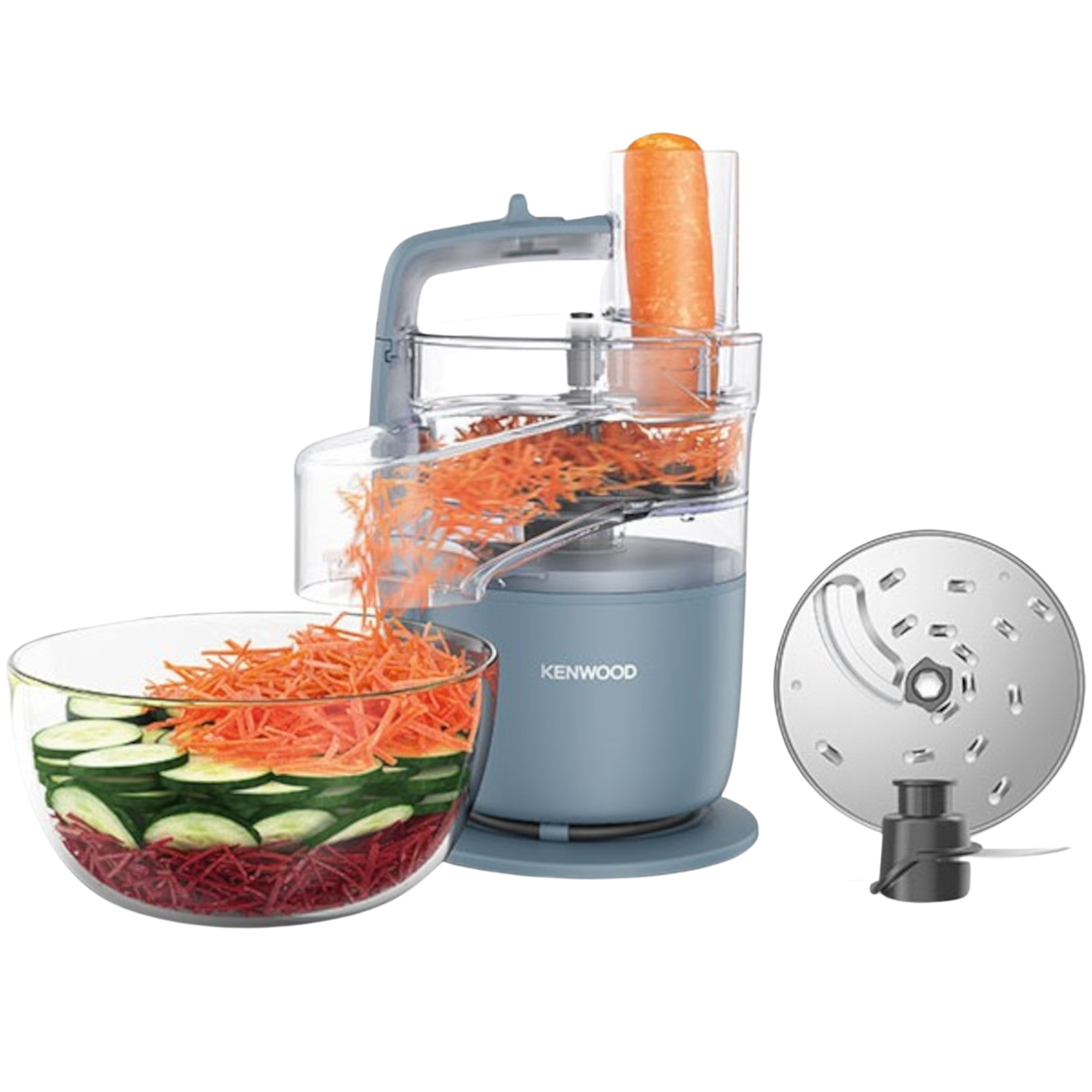 Robot da cucina con carote e verdure. La ciotola è piena di verdure.