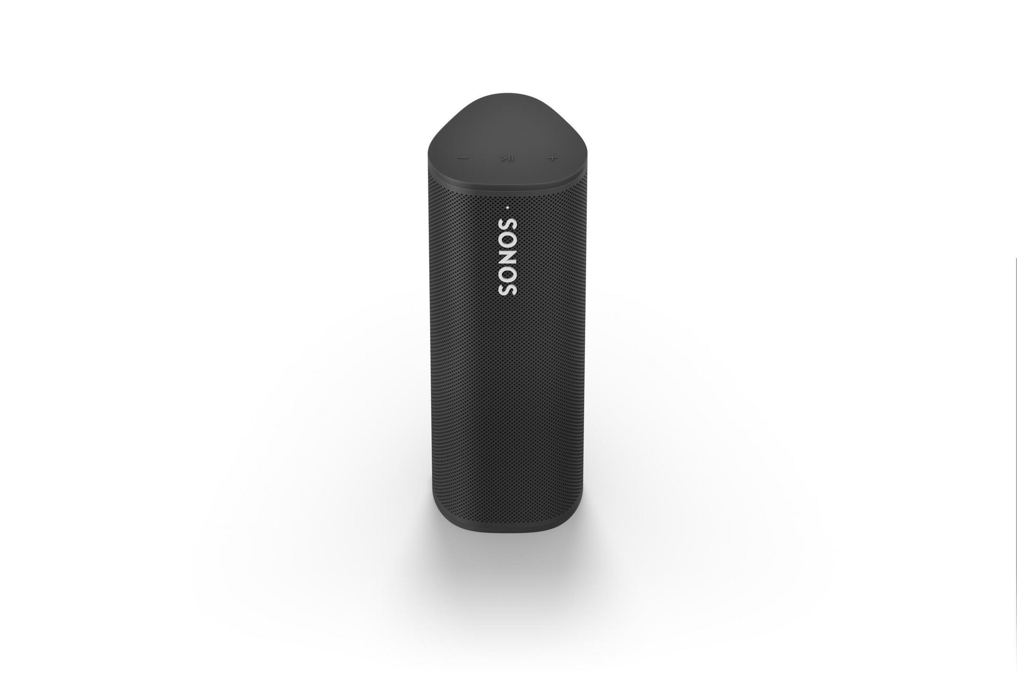 Altavoz Sonos negro sobre una superficie blanca. El altavoz es alto y cilíndrico.