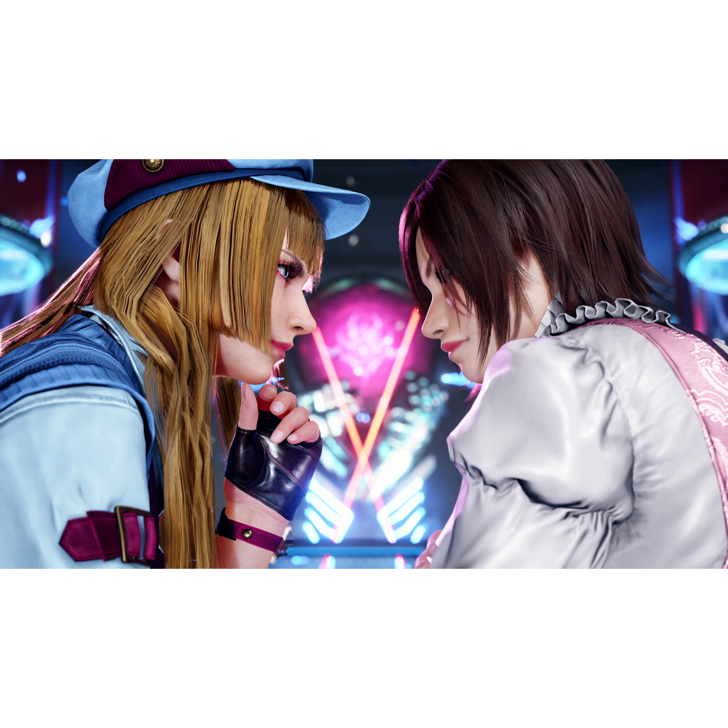 Dwie kobiety patrzą na siebie, głowy blisko. Jedna w kapeluszu, druga z ciemnymi włosami.