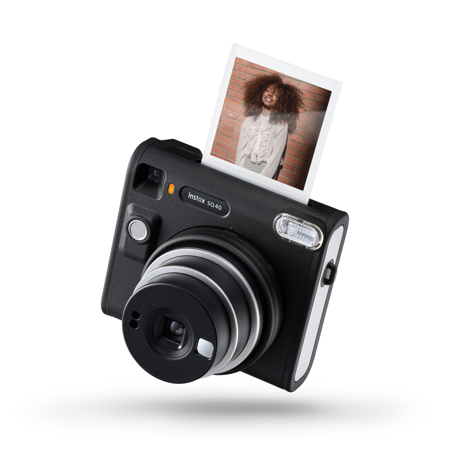 Schwarze Instax-Kamera mit Foto einer Frau. Kamera leicht geneigt.