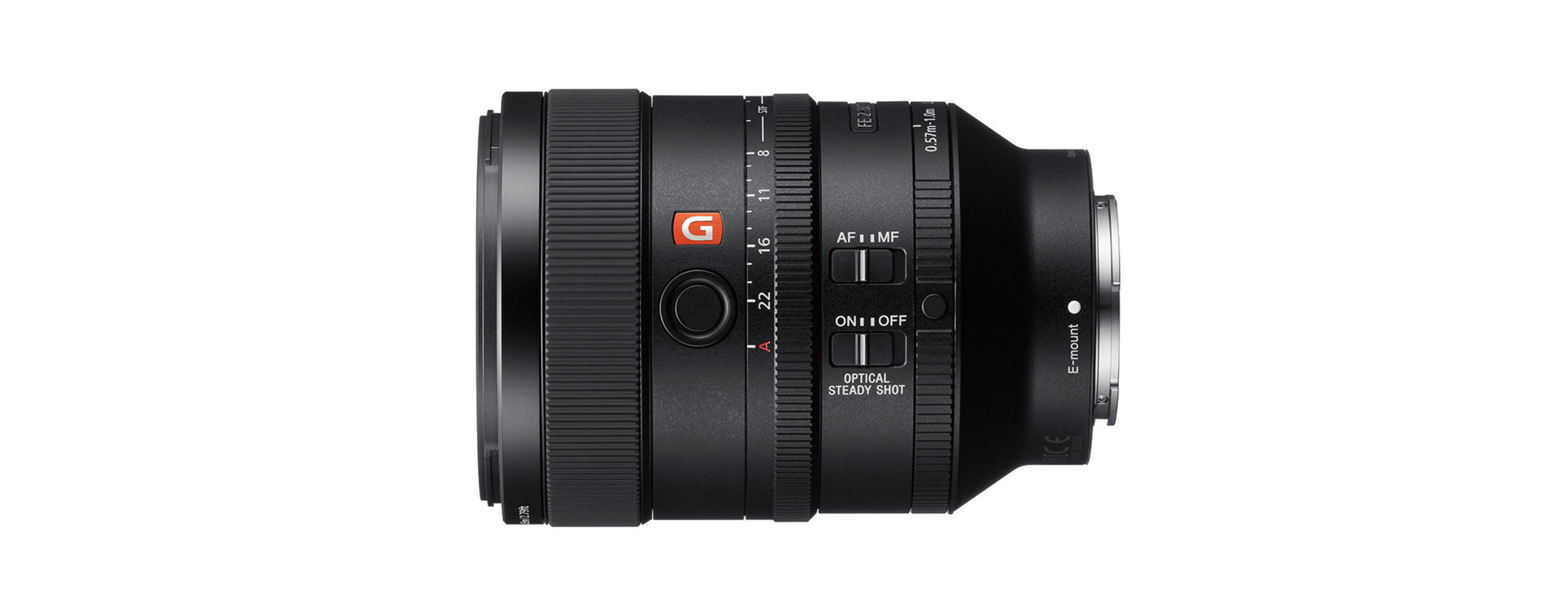 Un objectif d'appareil photo noir sur fond blanc. L'objectif possède plusieurs commandes.