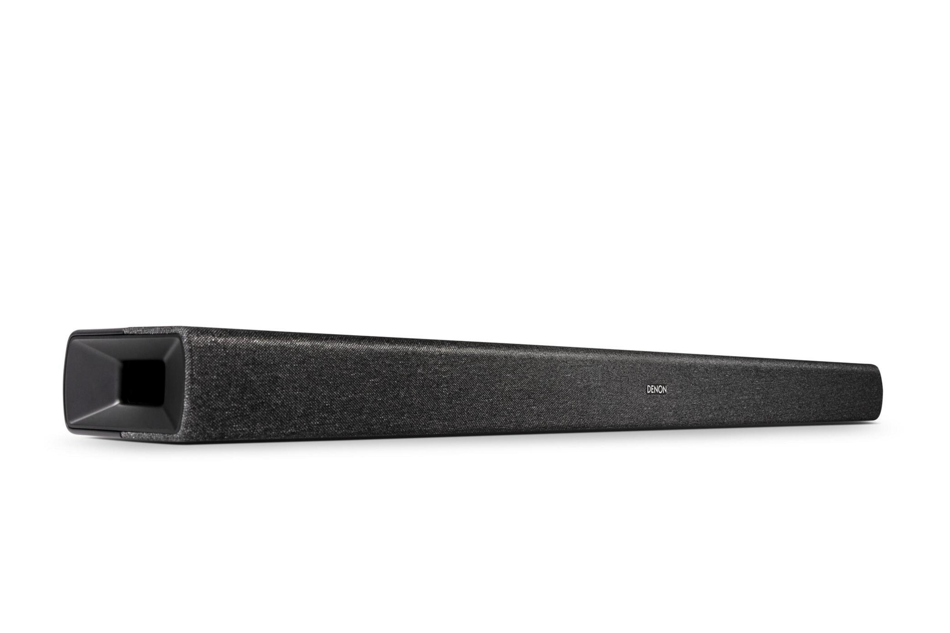 Soundbar nera con il logo Denon, di forma rettangolare lunga, su sfondo bianco.
