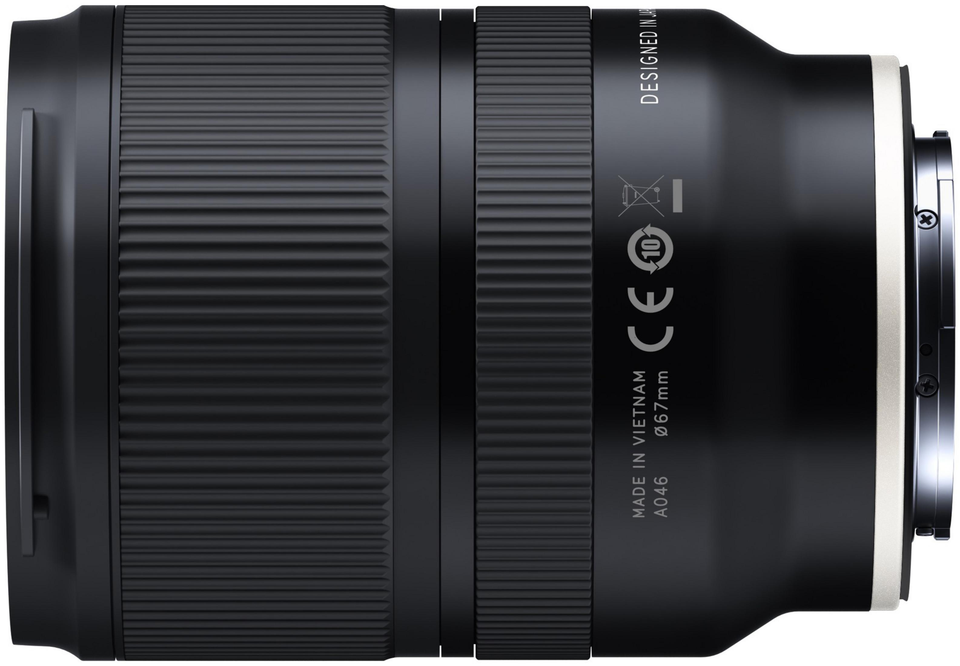 Czarny obiektyw aparatu z oznaczeniami. Widok z boku na białym tle.