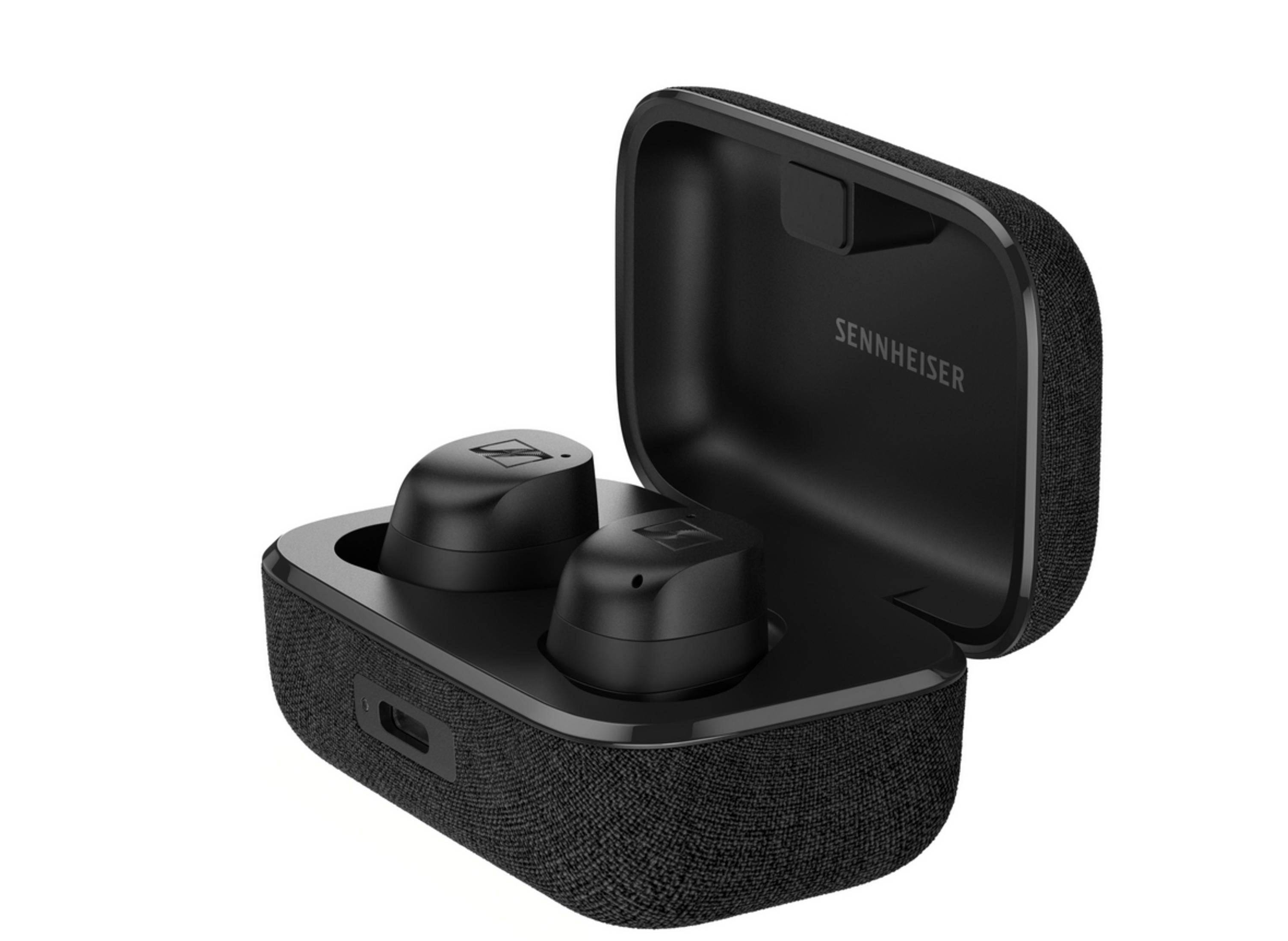 Auricolari wireless neri in una custodia di ricarica. Custodia e auricolari neri. Logo Sennheiser visibile.