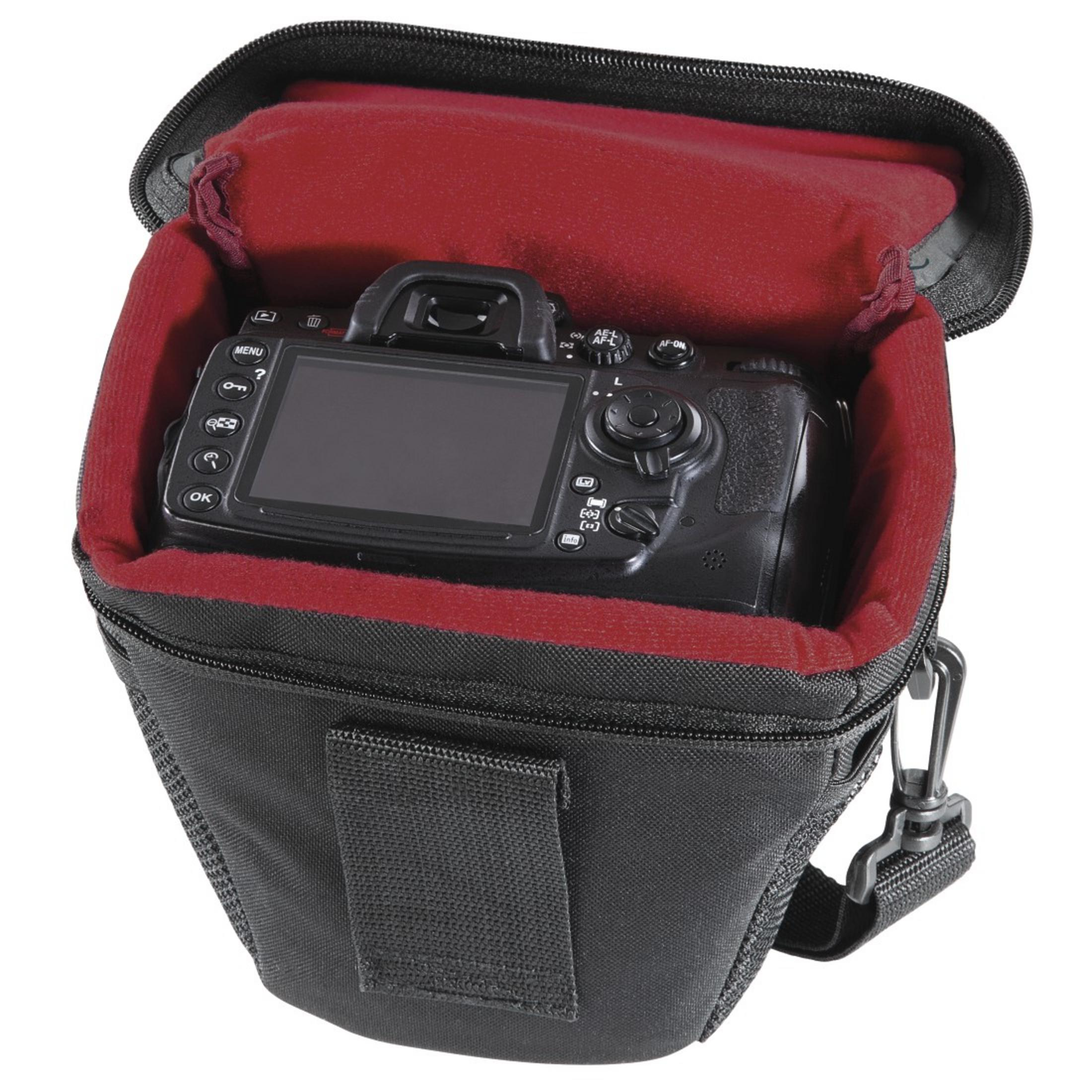 Schwarze Kamera in einer offenen schwarzen Tasche. Die Tasche hat einen roten Innenraum und einen Gurt.