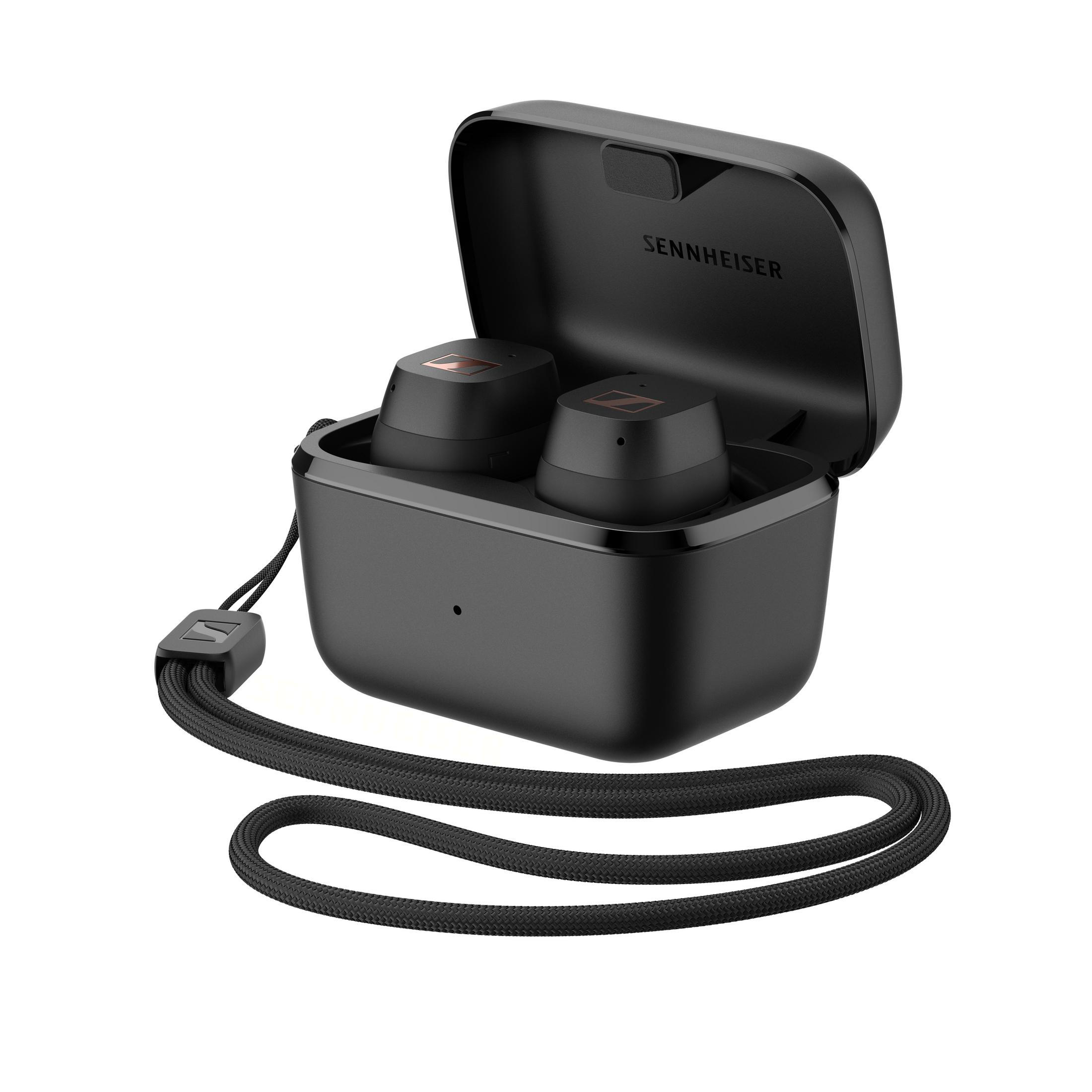 Schwarze Ohrhörer in schwarzem Ladecase mit schwarzem Kabel und Sennheiser-Logo.