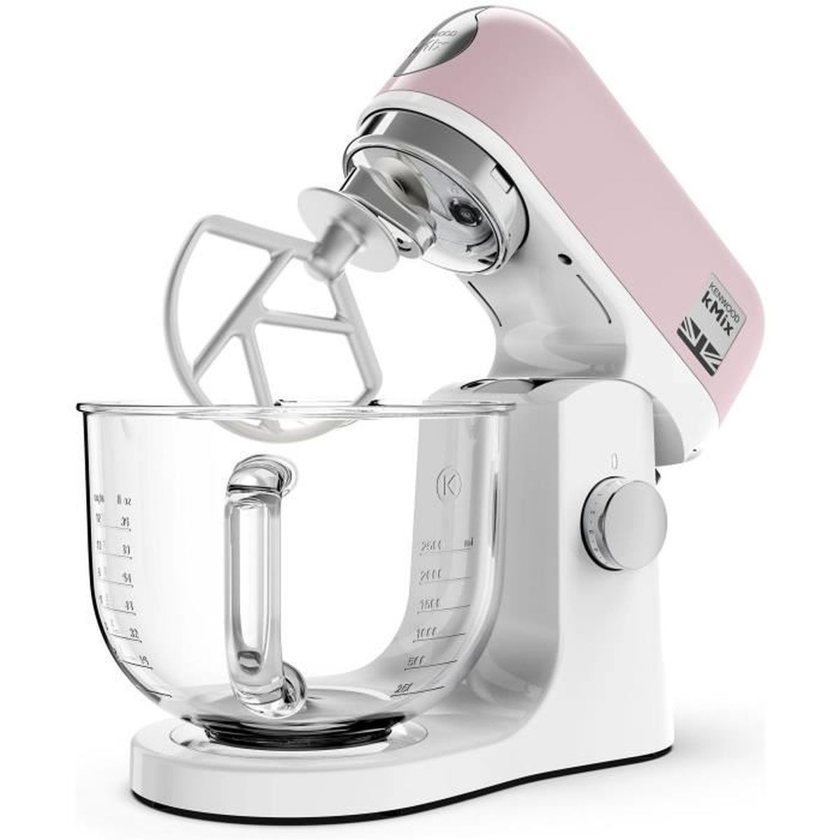 Un robot da cucina Kenwood Kmix rosa e bianco con una ciotola di vetro e un accessorio frusta. È su una superficie bianca.