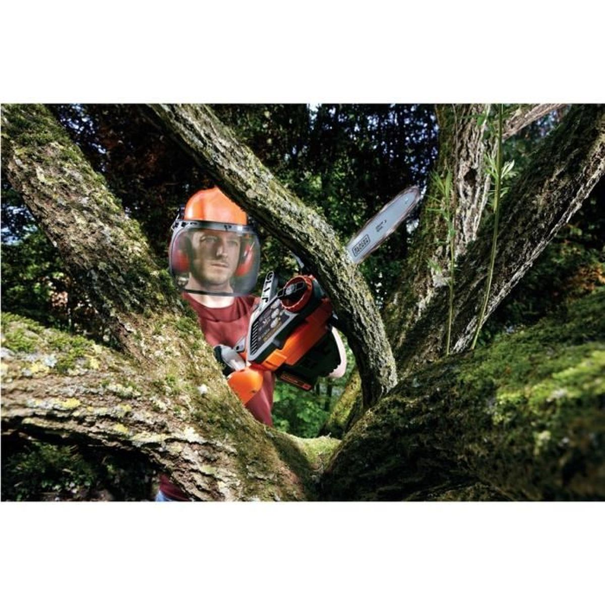 Mann mit Helm, der eine Kettensäge im Wald benutzt. Er steht zwischen Ästen und schneidet Holz.